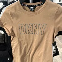 [S] DKNY FOIL OUTLINE LOGO TEE,PRALINE, DP4T9783-EIZ (SD885)