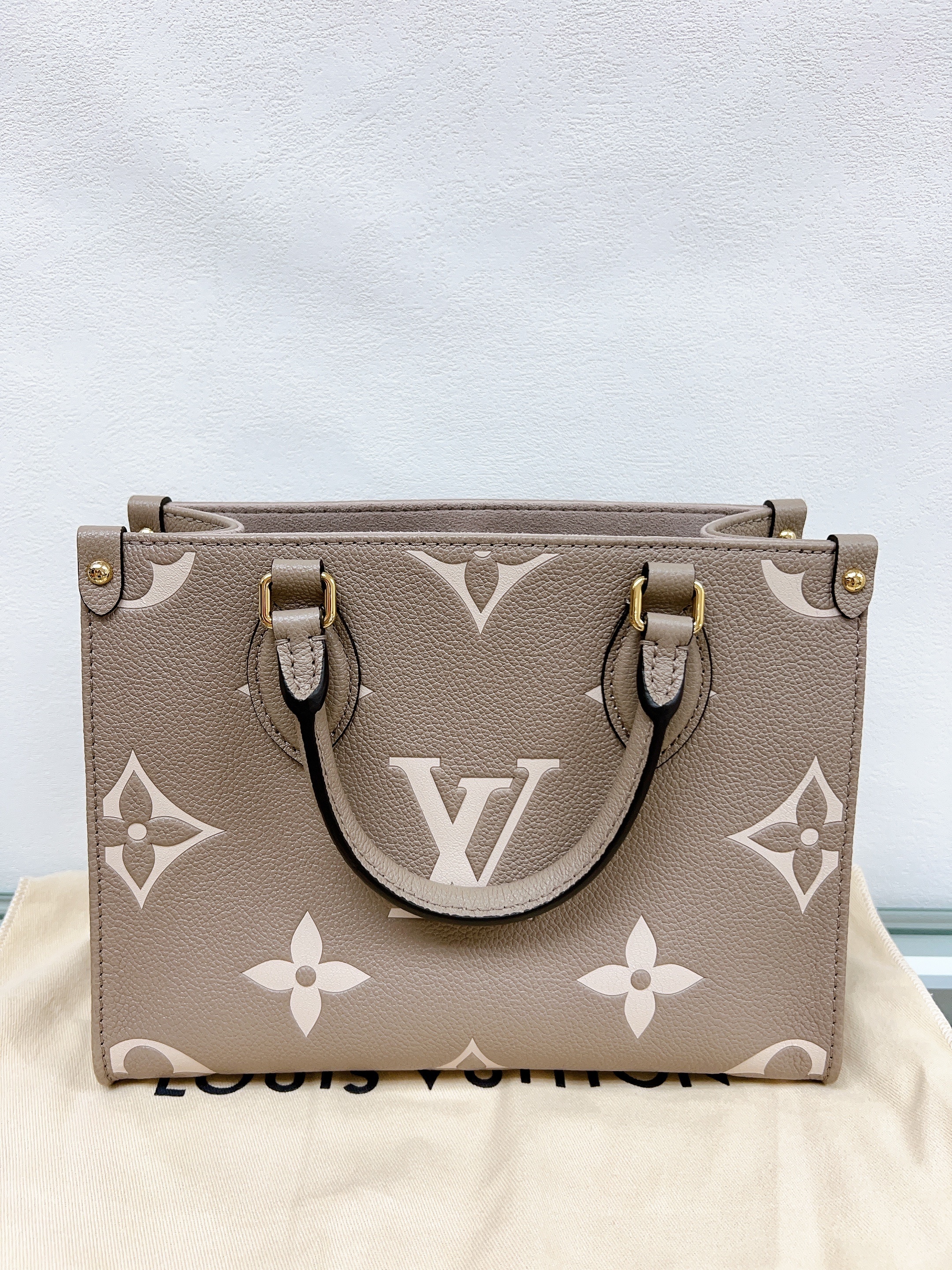 Lv on the go tote PM (dove x cream)