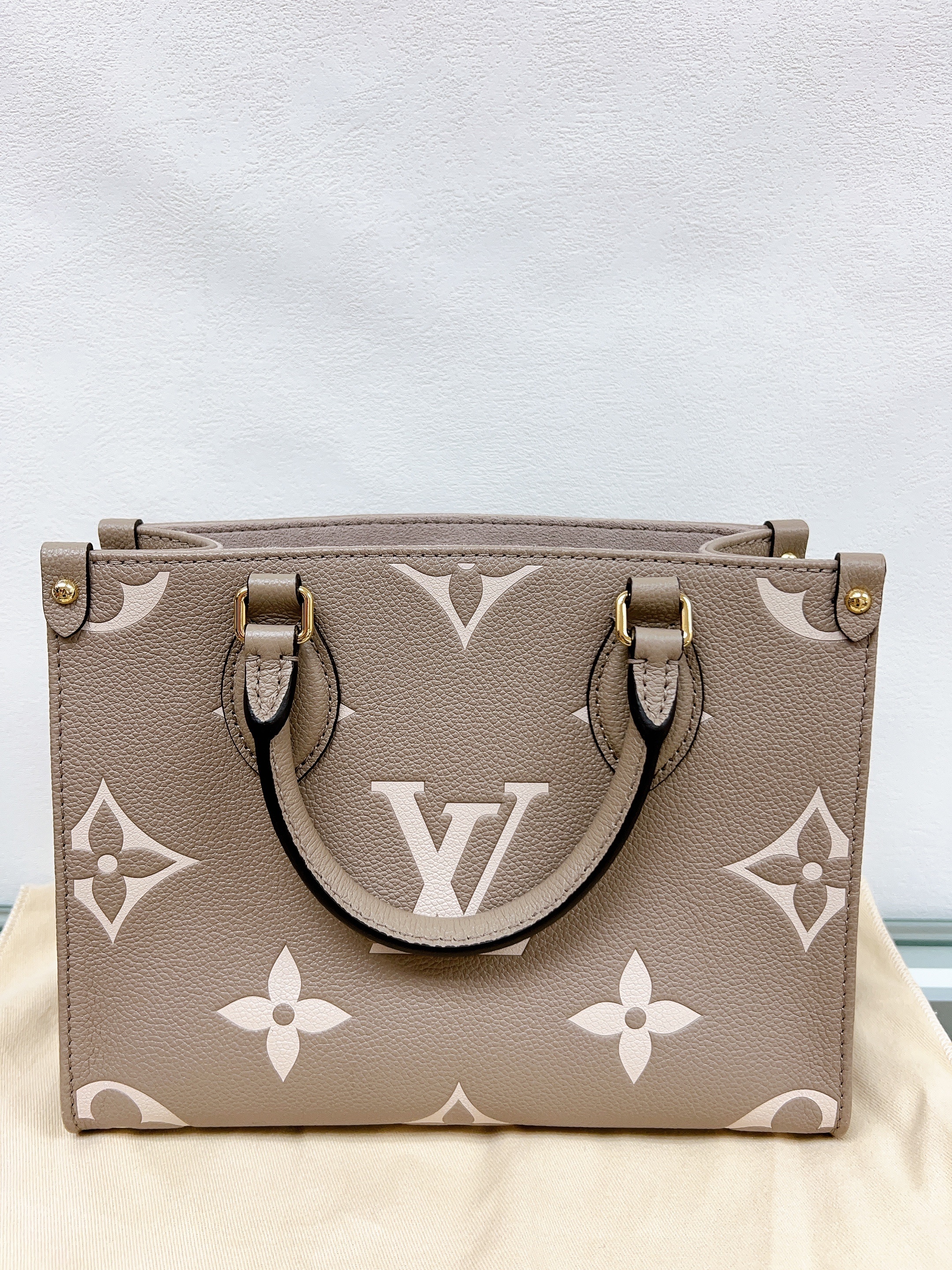 Lv on the go tote PM (dove x cream)