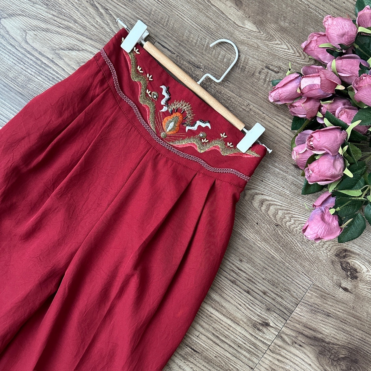 紅色孔雀羽毛刺繡長褲