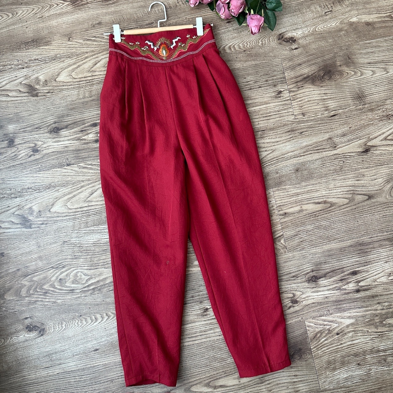 紅色孔雀羽毛刺繡長褲