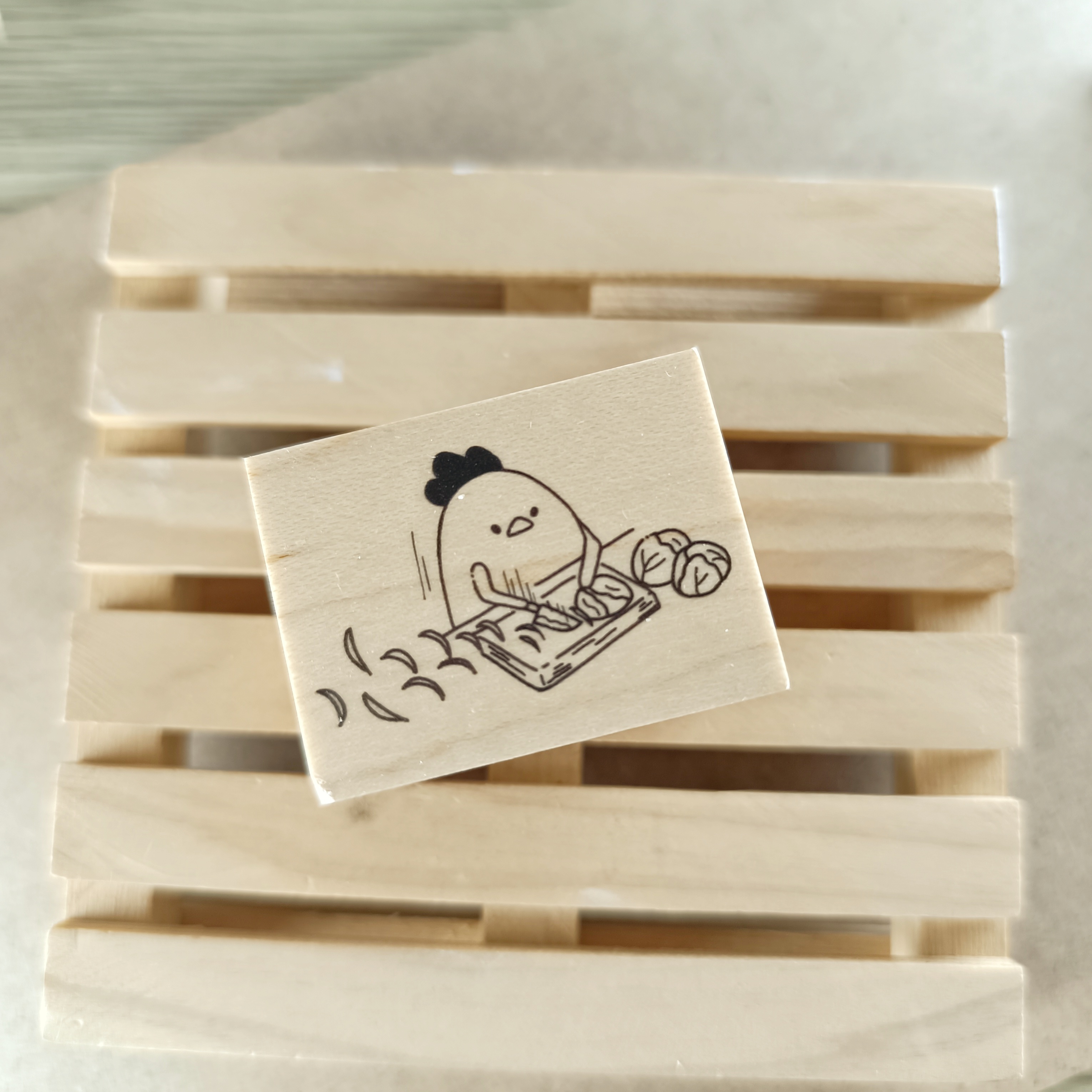 日本YUN．雞媽媽-切菜 3x4cm原創櫸木印章