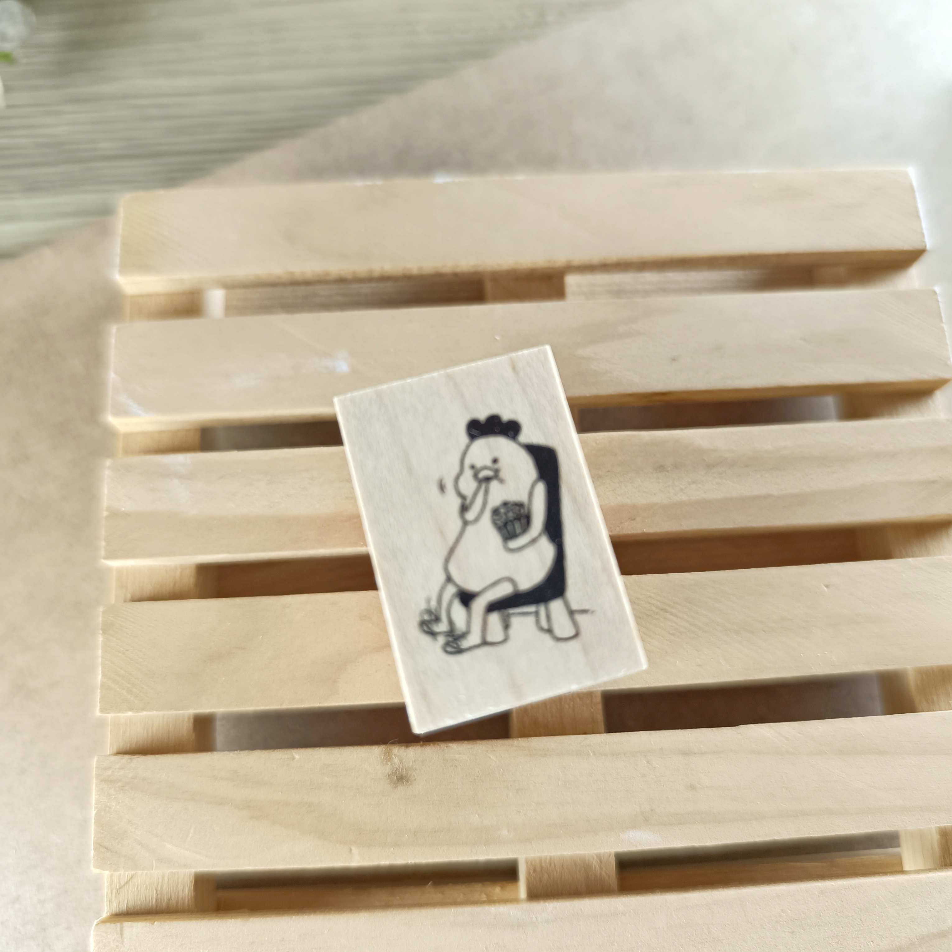 日本YUN．雞媽媽-吃爆米花 2x3cm原創櫸木印章