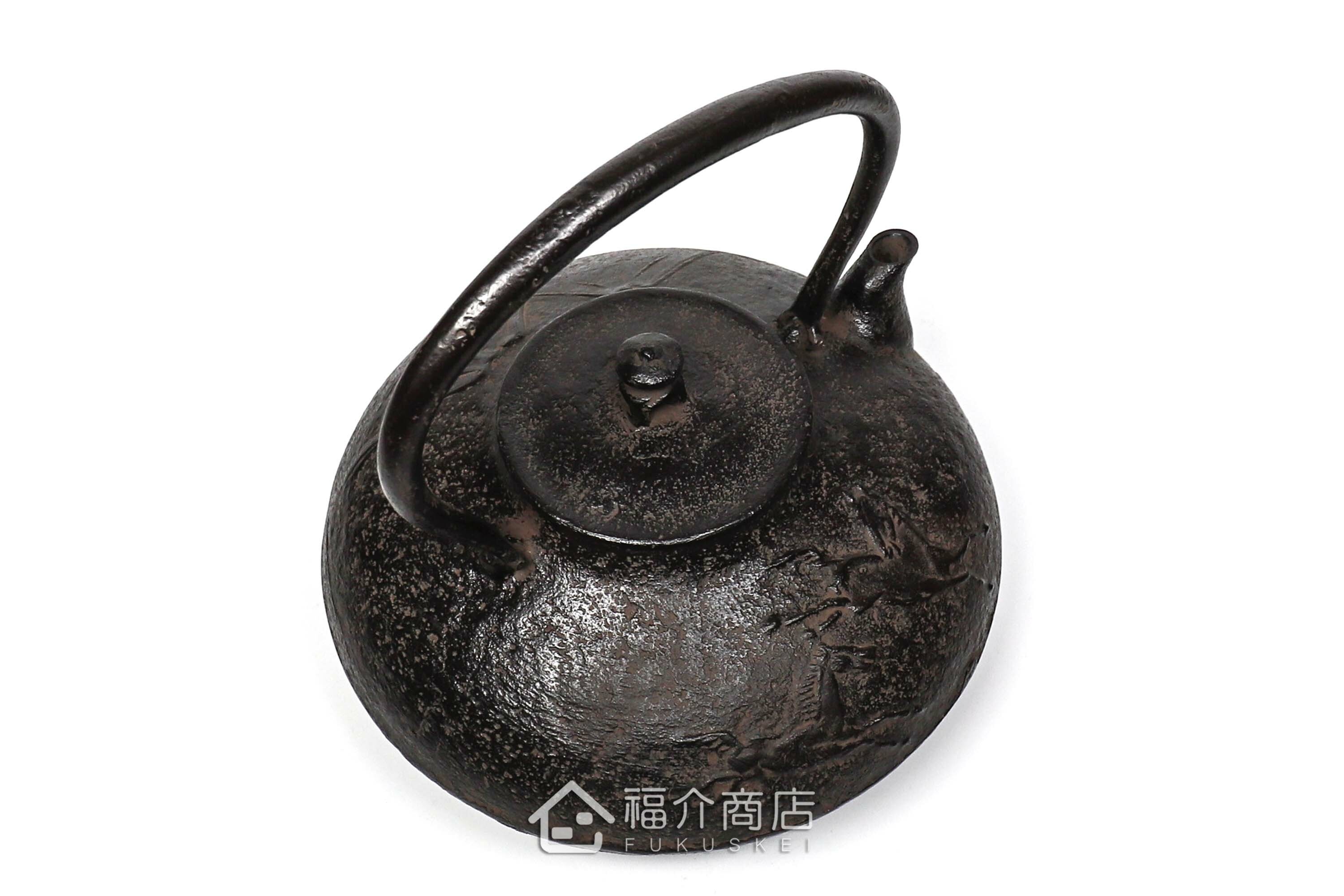 及川榮喜所製作煮水泡茶用的鐵壺,壺身有馬與山的紋飾