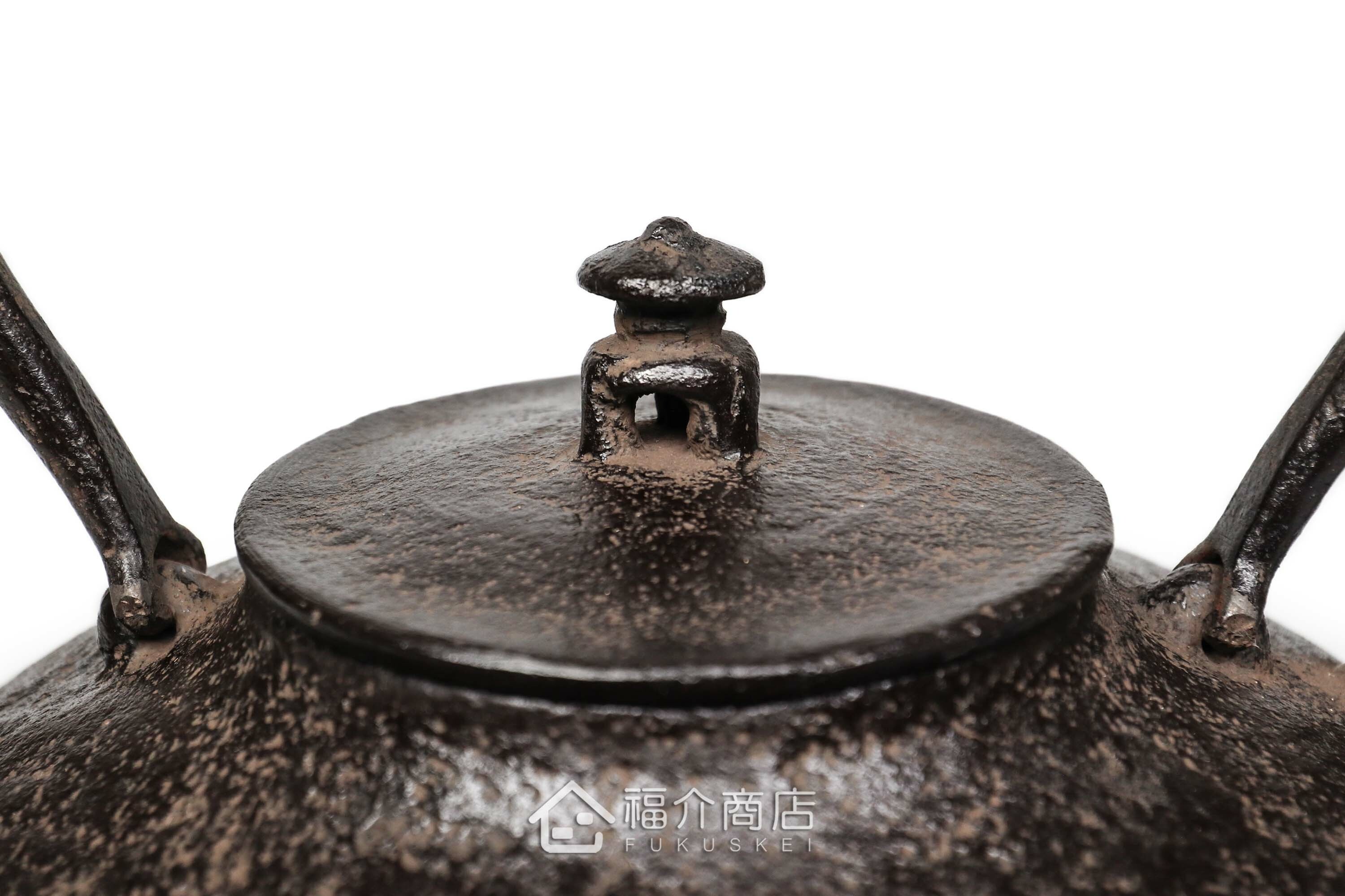 及川榮喜所製作煮水泡茶用的鐵壺,壺身有馬與山的紋飾