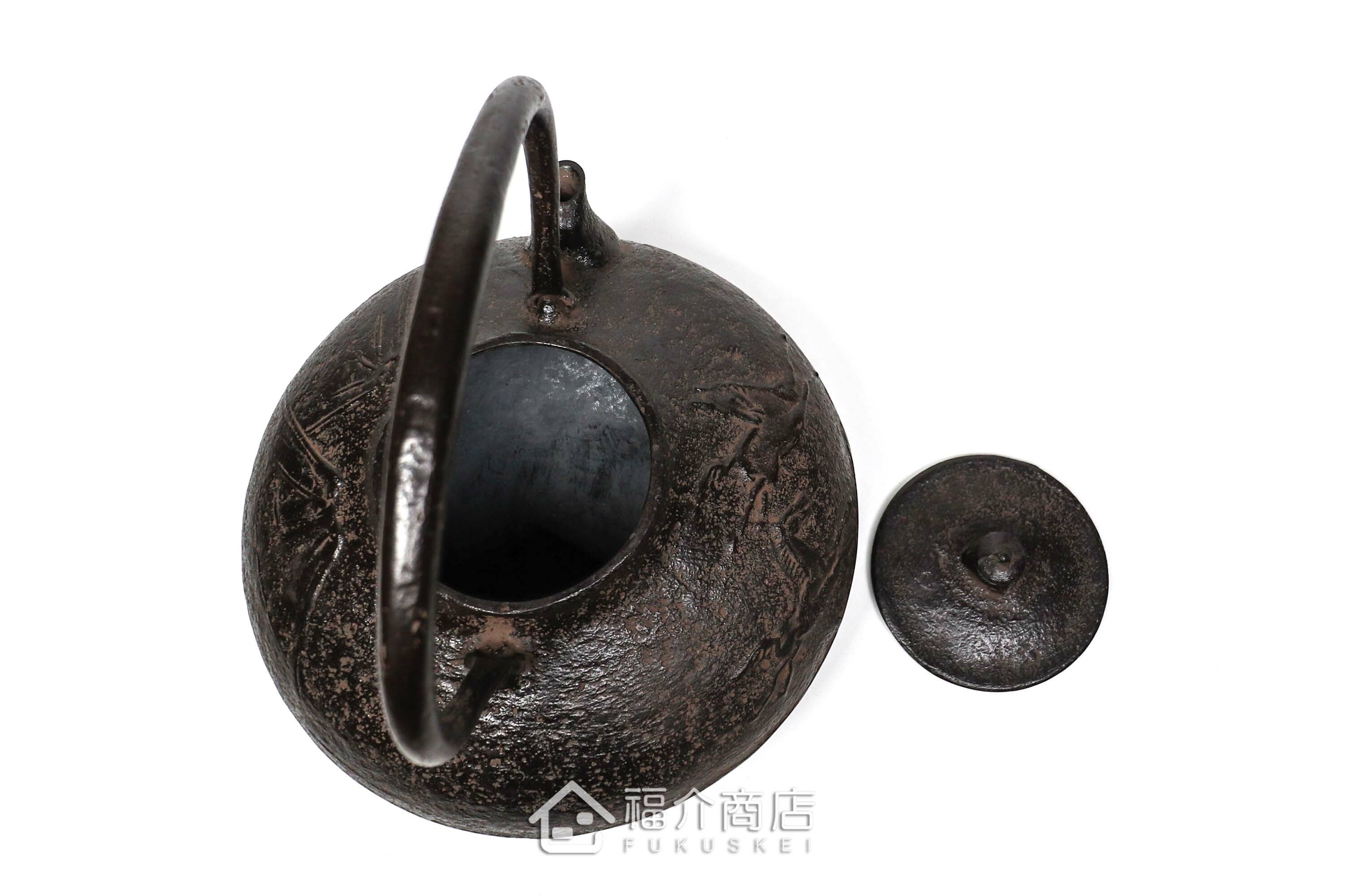 及川榮喜所製作煮水泡茶用的鐵壺,壺身有馬與山的紋飾