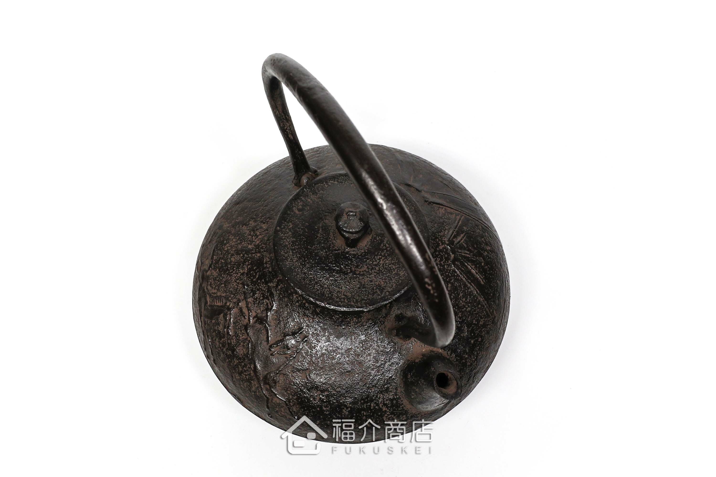 及川榮喜所製作煮水泡茶用的鐵壺,壺身有馬與山的紋飾