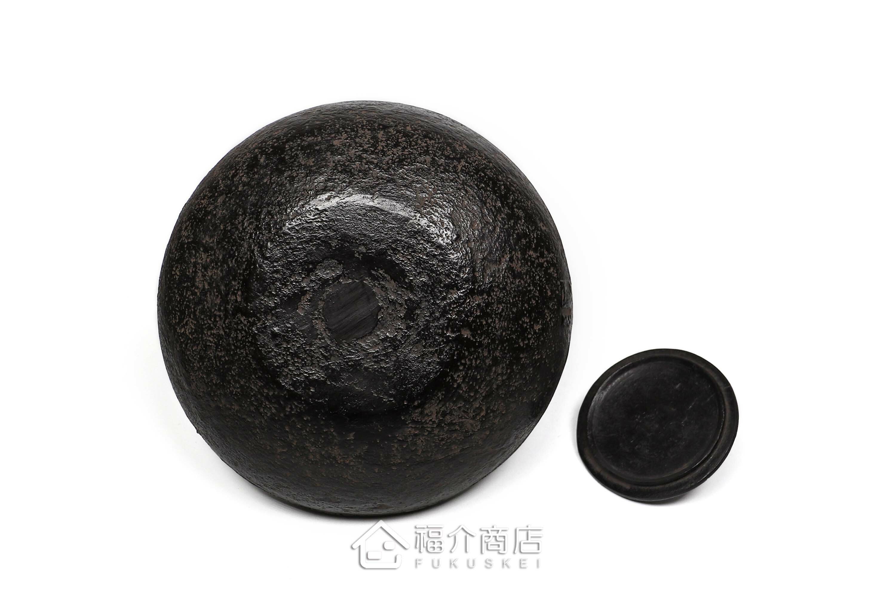 及川榮喜所製作煮水泡茶用的鐵壺,壺身有馬與山的紋飾