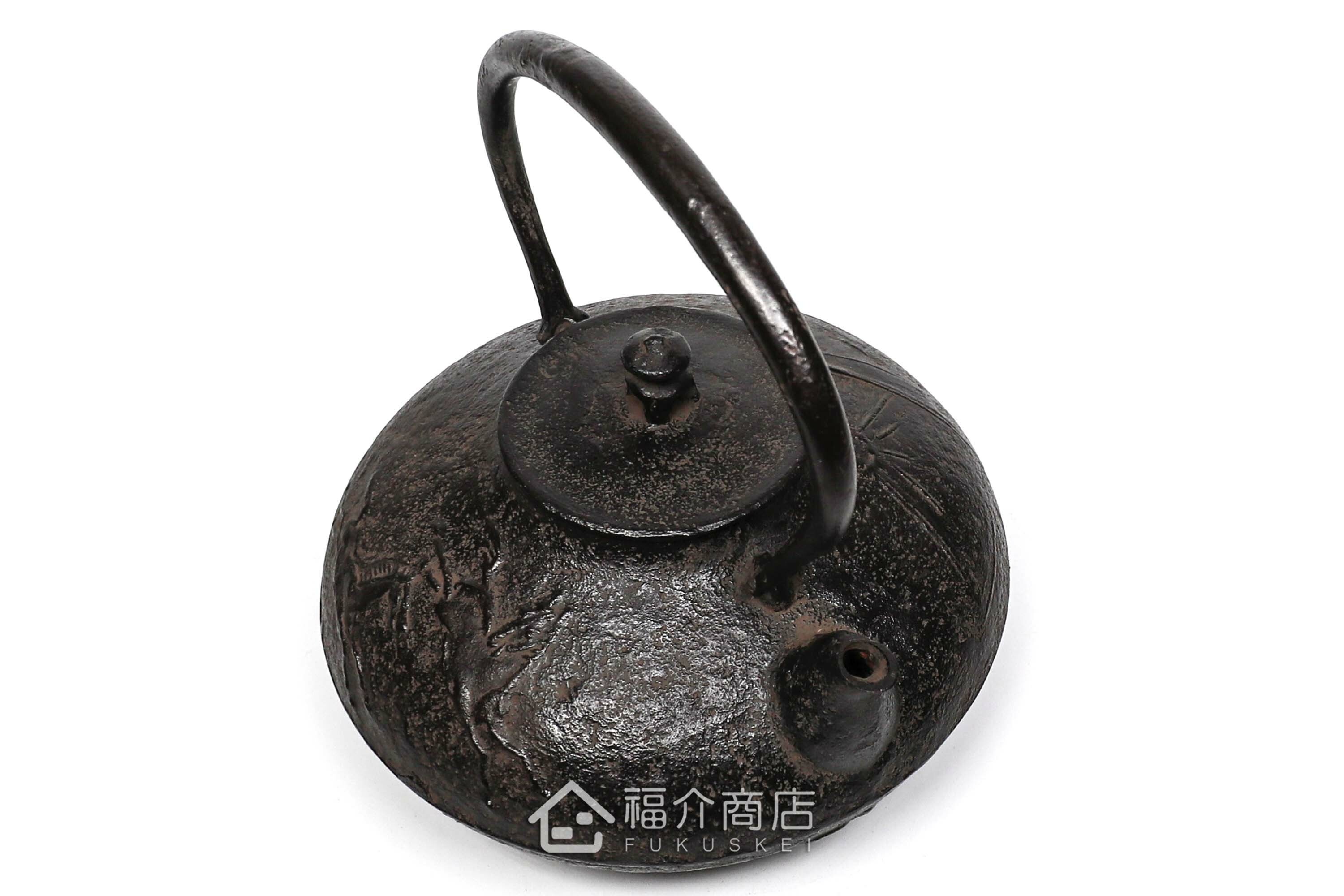 及川榮喜所製作煮水泡茶用的鐵壺,壺身有馬與山的紋飾