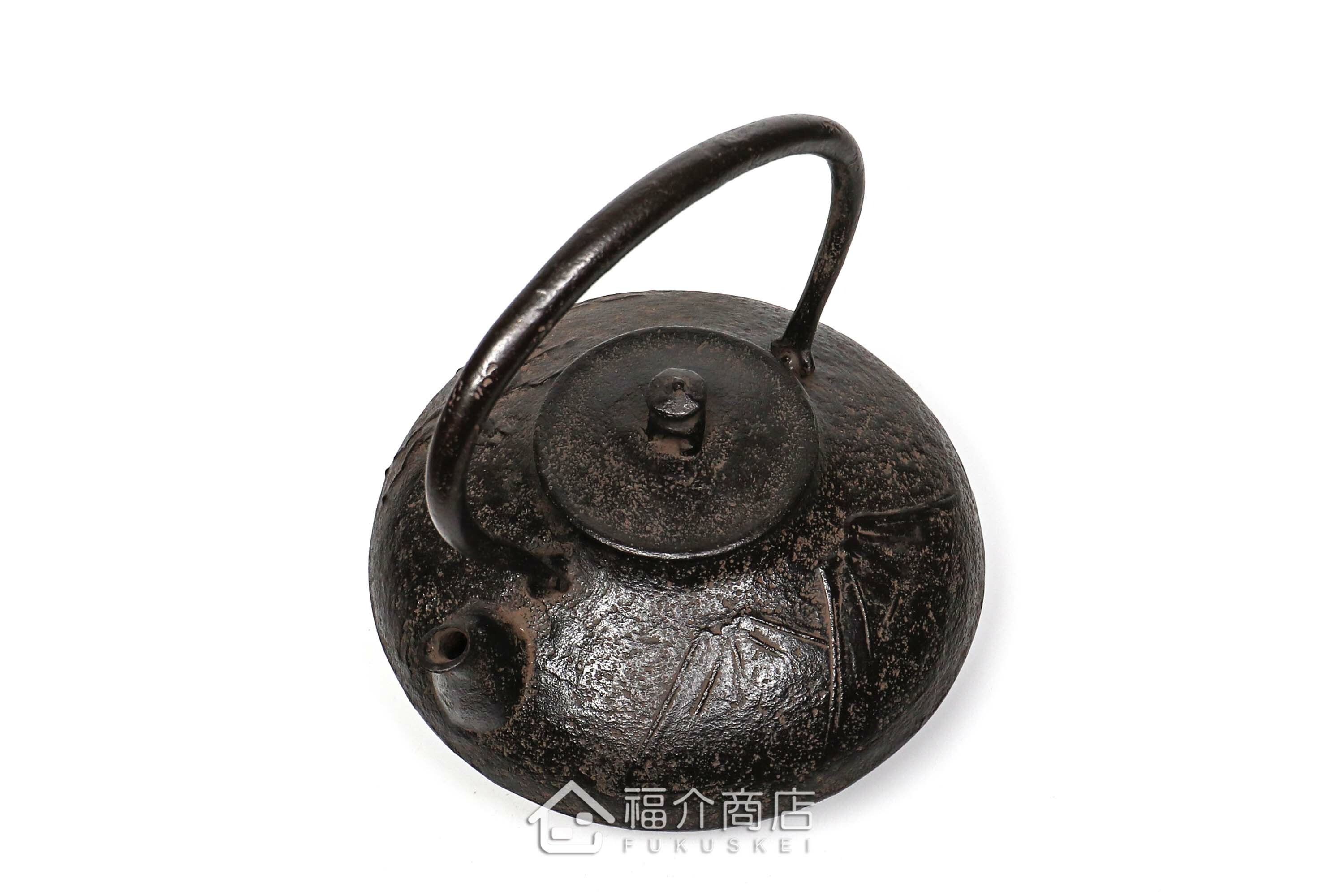 及川榮喜所製作煮水泡茶用的鐵壺,壺身有馬與山的紋飾