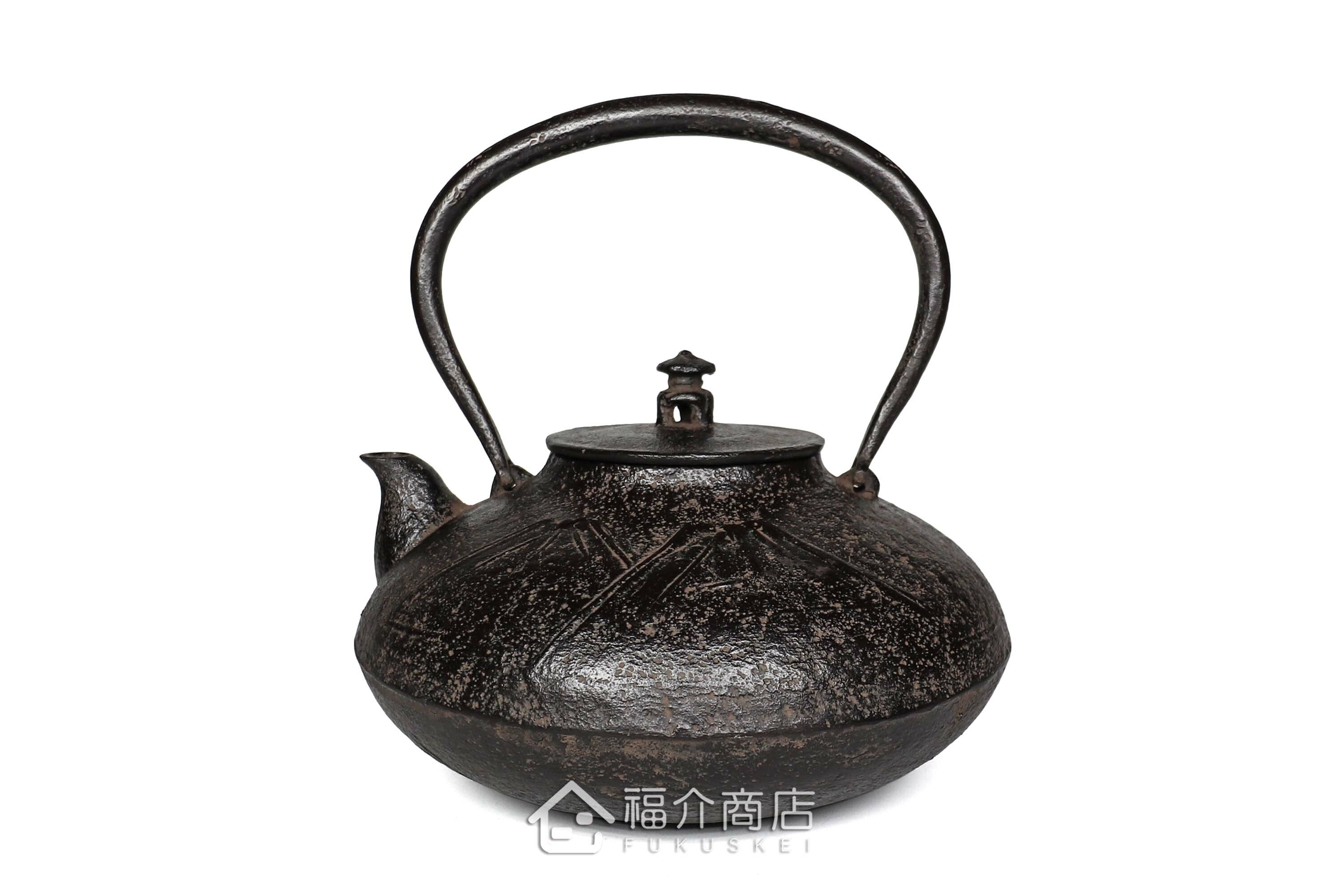 及川榮喜所製作煮水泡茶用的鐵壺,壺身有馬與山的紋飾