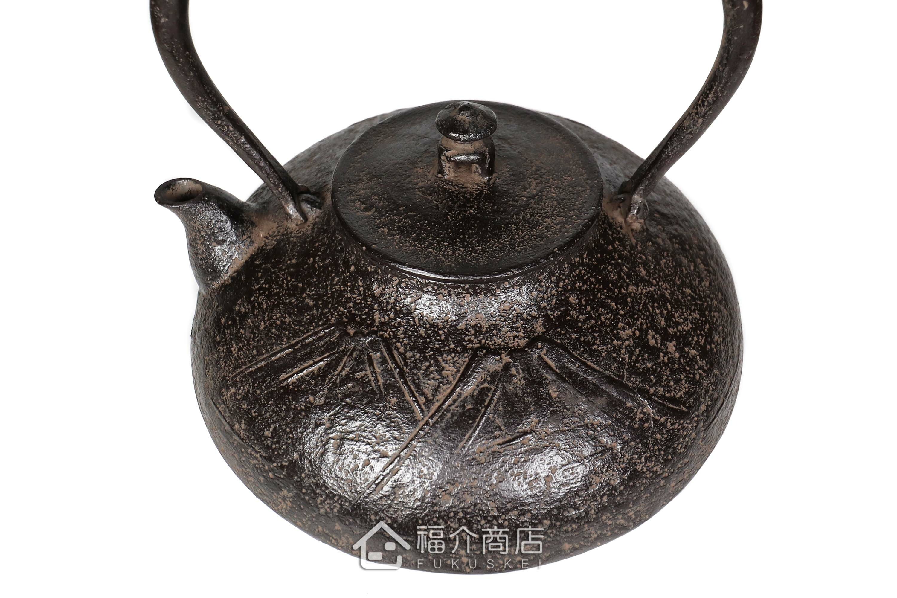 及川榮喜所製作煮水泡茶用的鐵壺,壺身有馬與山的紋飾