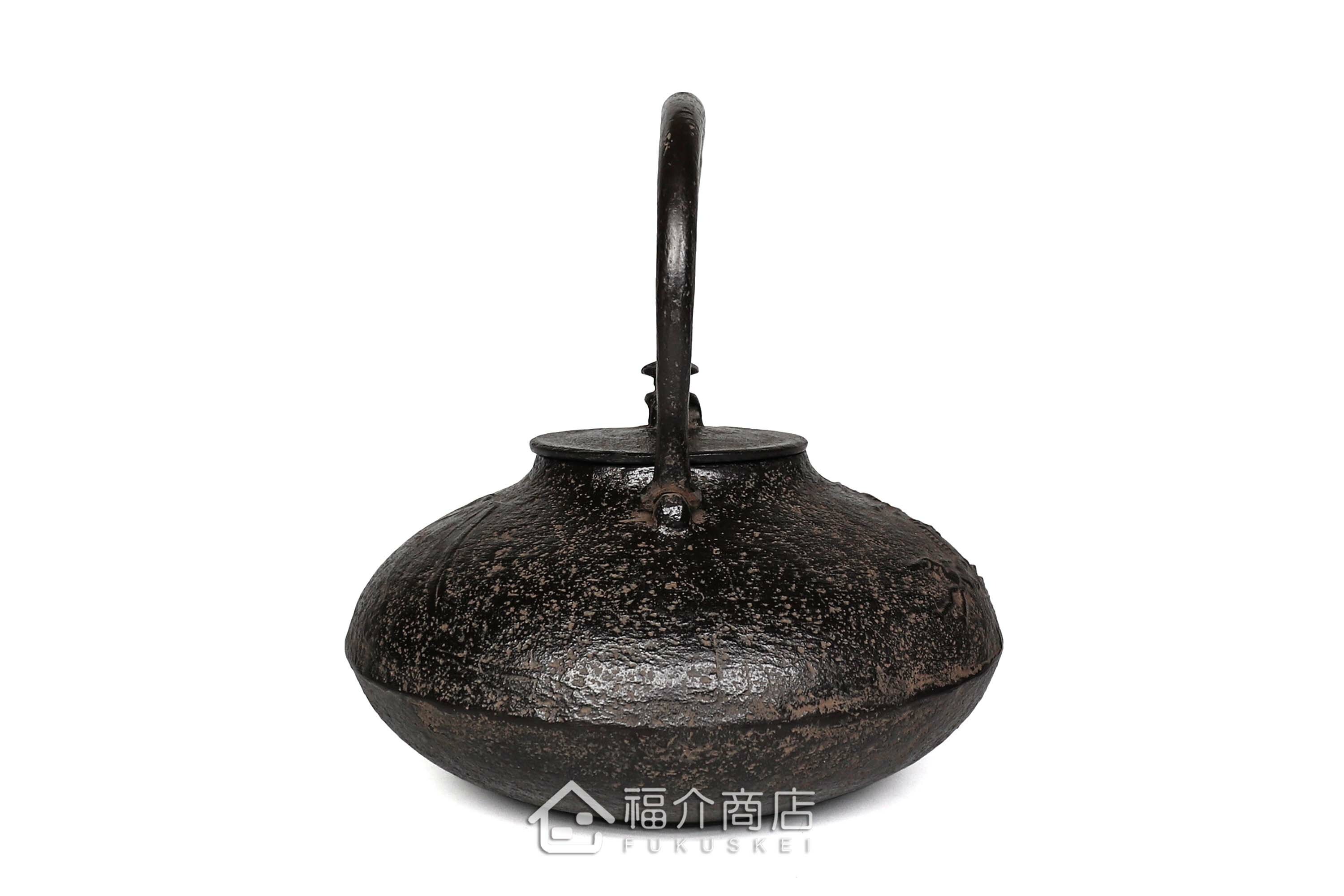 及川榮喜所製作煮水泡茶用的鐵壺,壺身有馬與山的紋飾