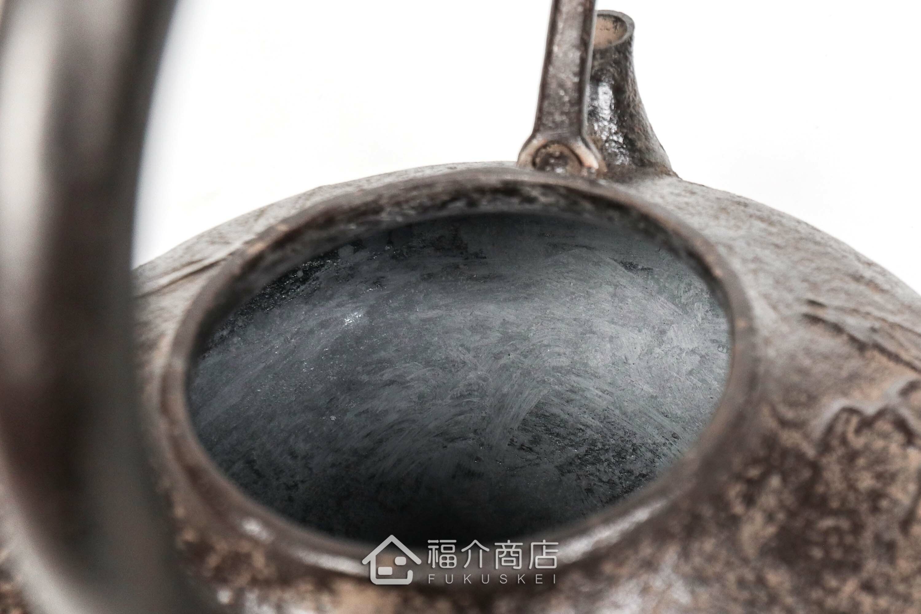 及川榮喜所製作煮水泡茶用的鐵壺,壺身有馬與山的紋飾