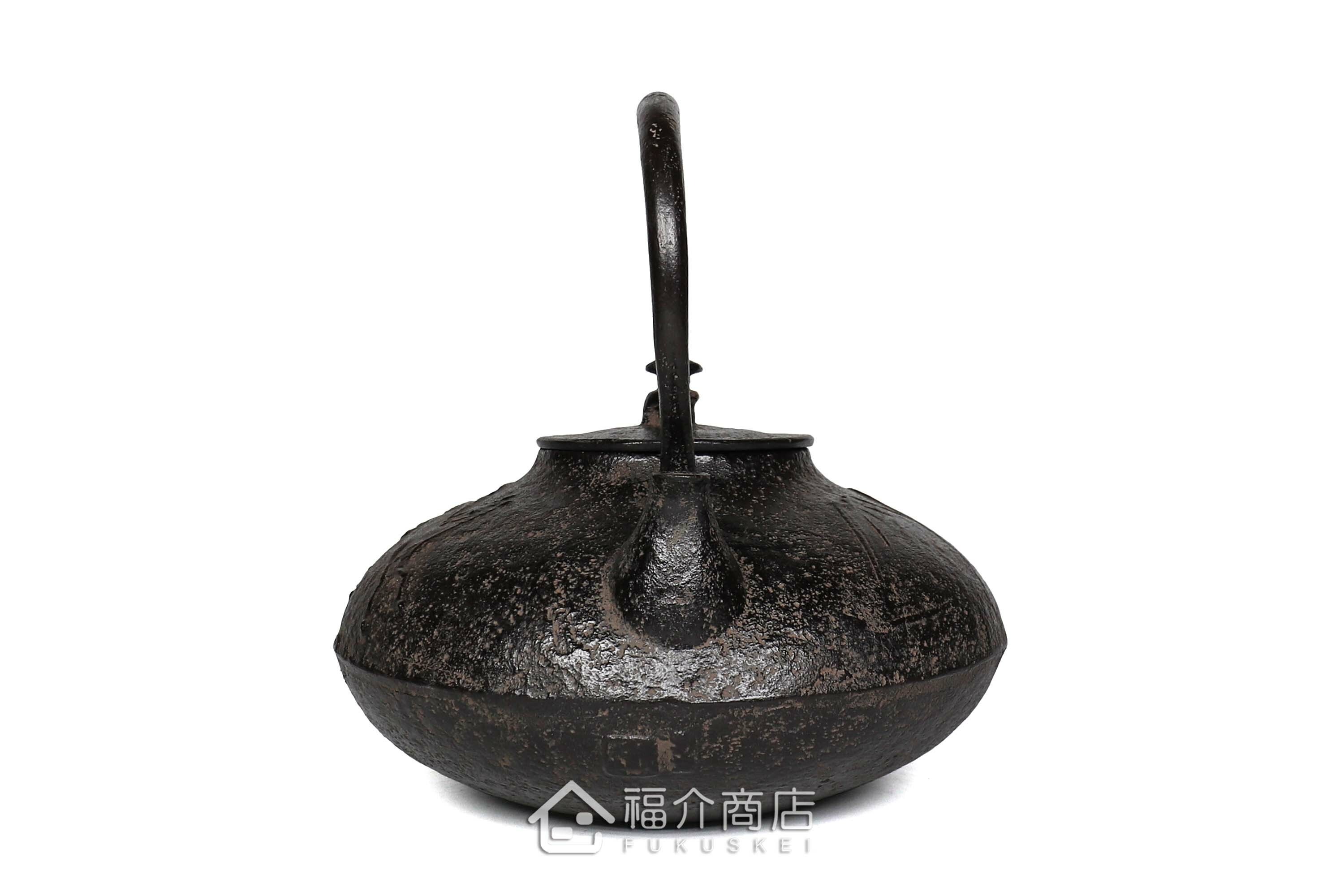 及川榮喜所製作煮水泡茶用的鐵壺,壺身有馬與山的紋飾