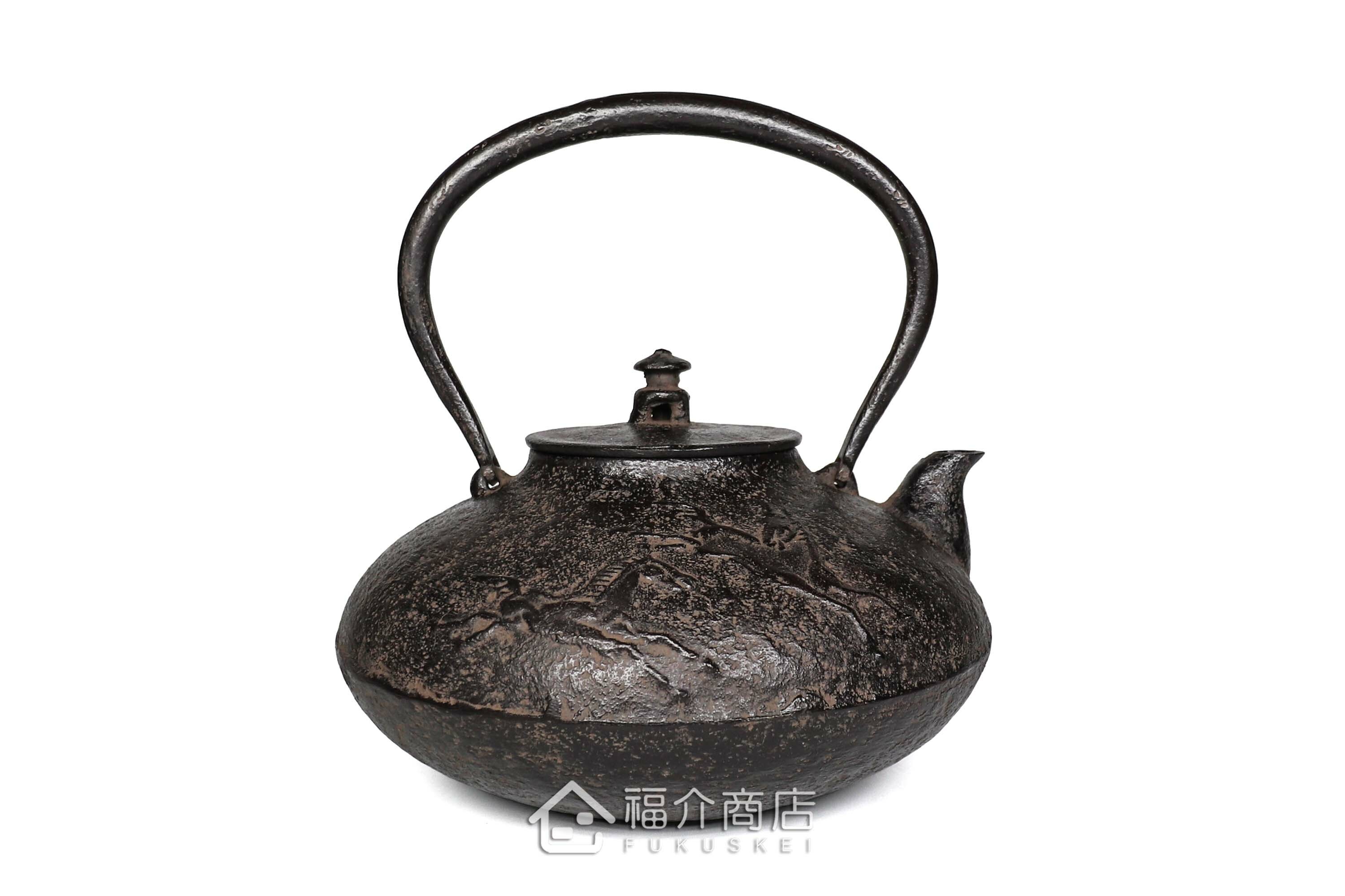 及川榮喜所製作煮水泡茶用的鐵壺,壺身有馬與山的紋飾