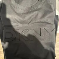 [S] DKNY DEBOSSED LOGO T-SHIRT,BLACK, M9910102-BLK (SD891)