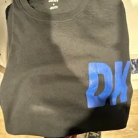 [S] DKNY MEN'S ASYMMETRICAL LOGO T-SHIRT,BLACK/COBALT, M1312014-BTU (SD894)