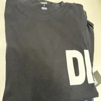 [S] DKNY MEN'S ASYMMETRICAL LOGO T-SHIRT,BLACK/COBALT, M1312014-BLK (SD897)