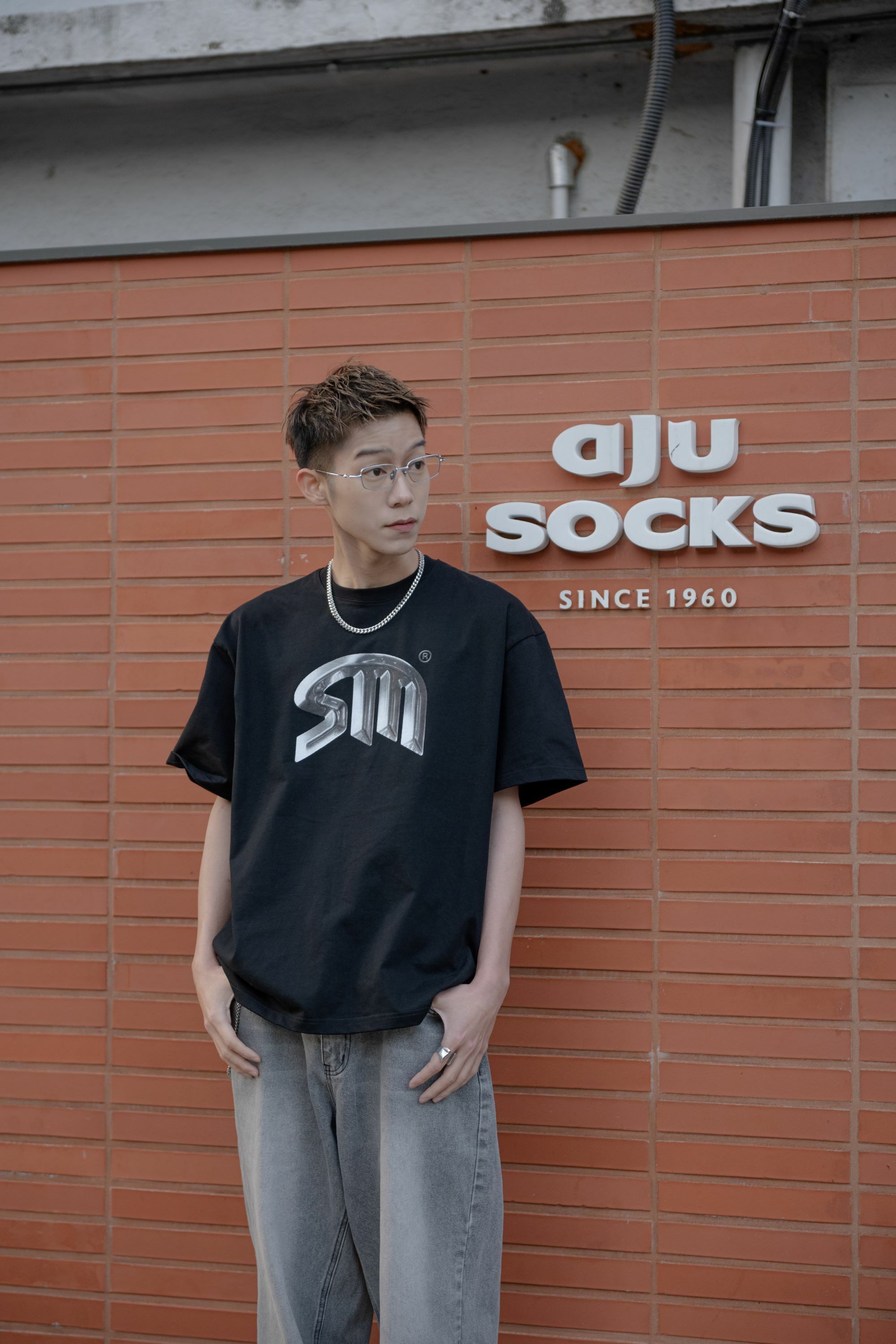 SIMON MADE TS-24381 金屬 LOGO 碰拳 短T