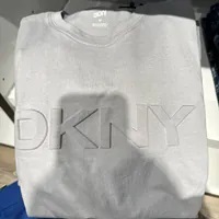 [S] DKNY DEBOSSED LOGO T-SHIRT,ALLOY, M9910102-ALO (SD905)