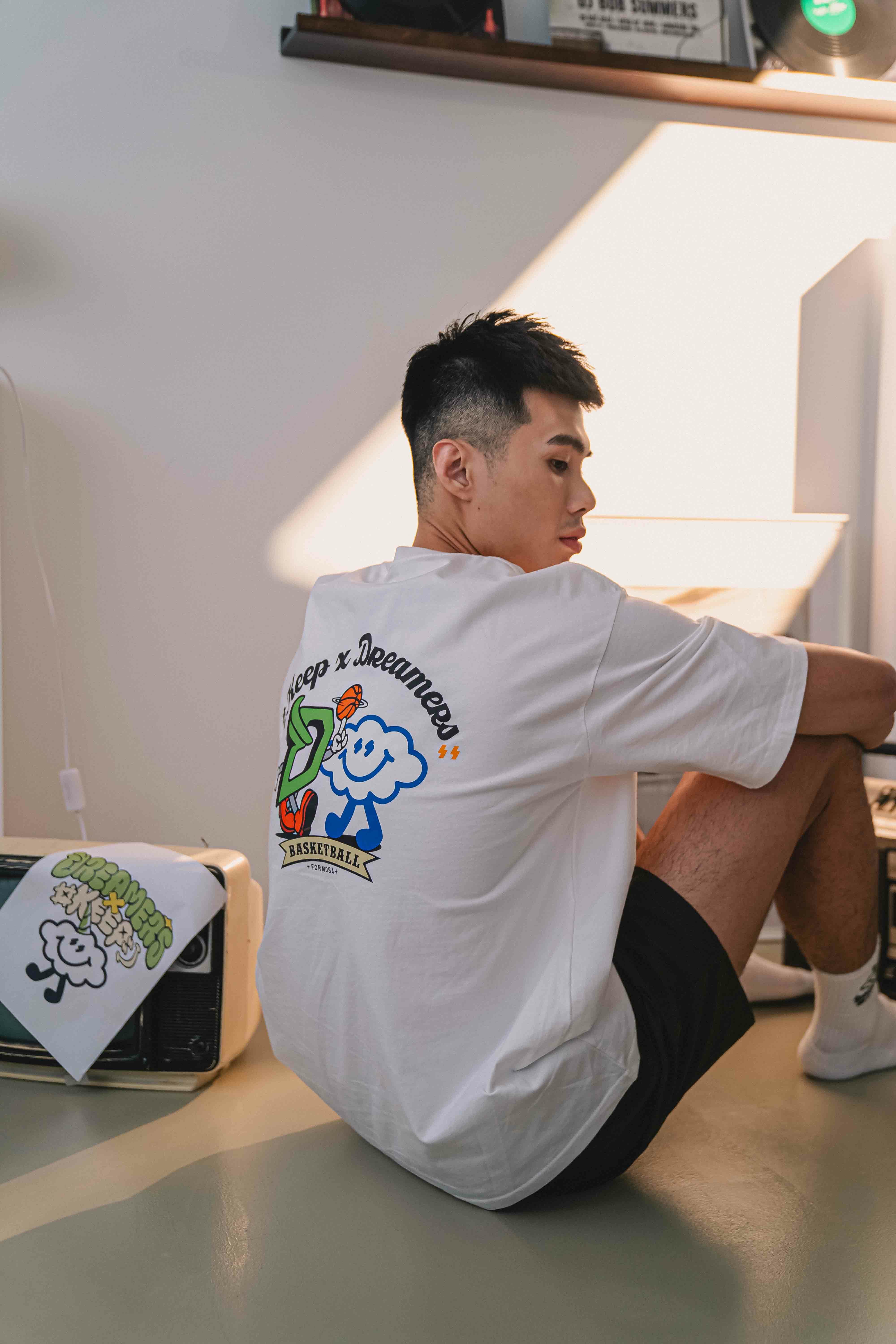 [西門實體門市現貨]#KEEP x DREAMERS 聯名款 TEE 白色 籃球好朋友 夢想家 雲朵人 印花 短T【KS209】
