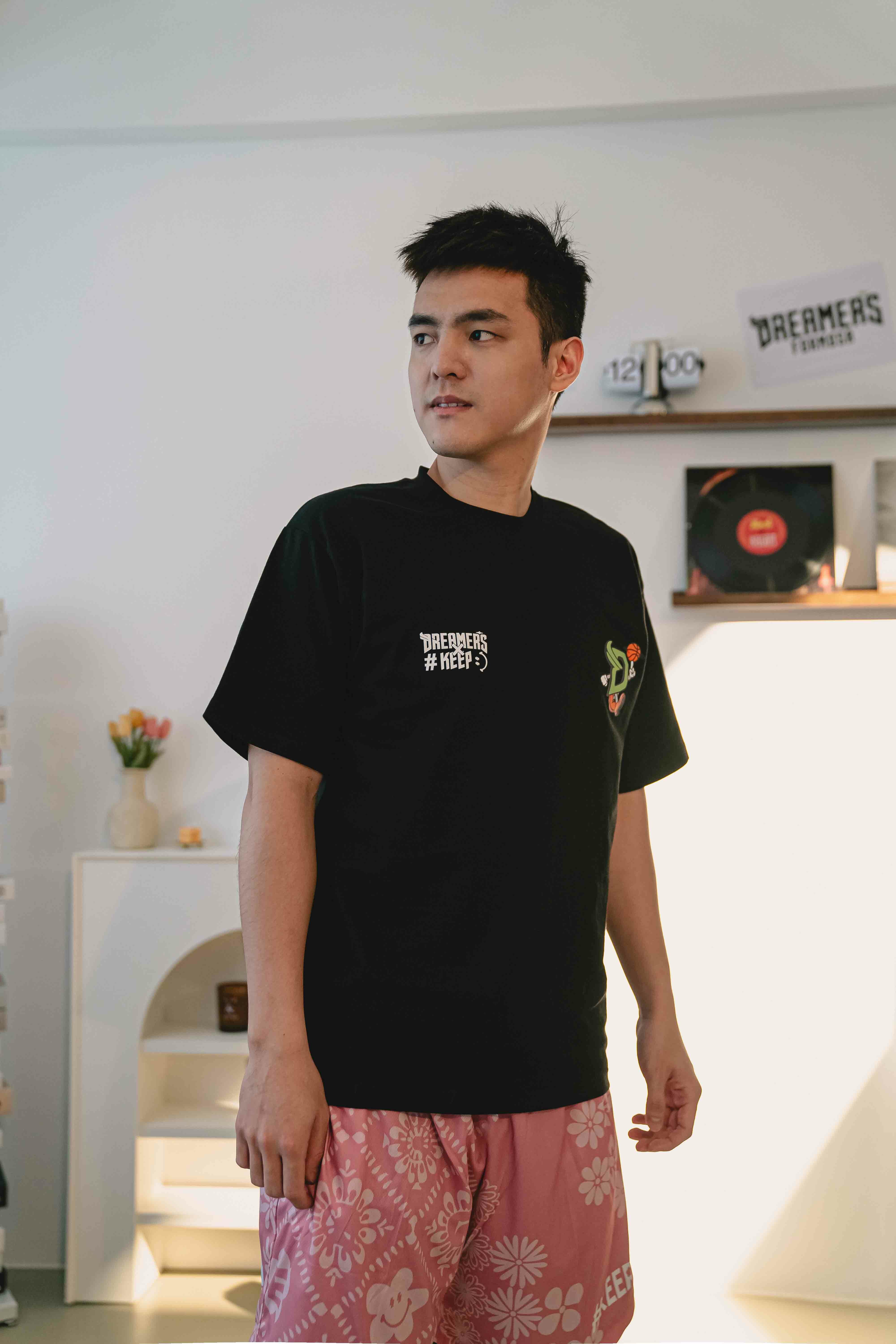 [西門實體門市現貨]#KEEP x DREAMERS 聯名款 TEE 黑色 彩虹雲朵獸 夢想家 雲朵人 印花 短T【KS210】