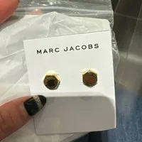 [S] MARC JACOBS 4S4JER001J01-970 LOGO STUDS EARRINGS,LIGHT ANTIQUE GOLD, 196611145534 (SMJ334)
