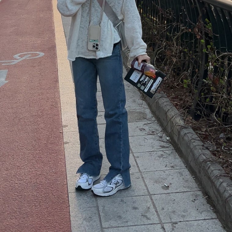 E21闆娘自留款小開衩牛仔(最後一件L)