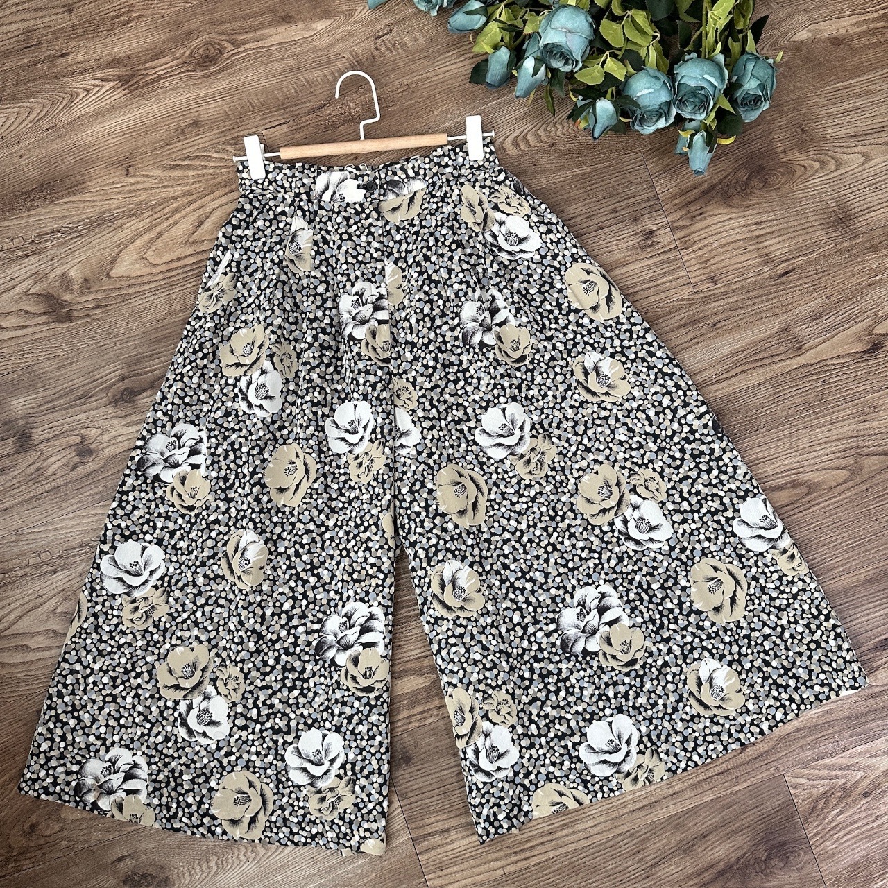 手繪素描大紅花闊褲