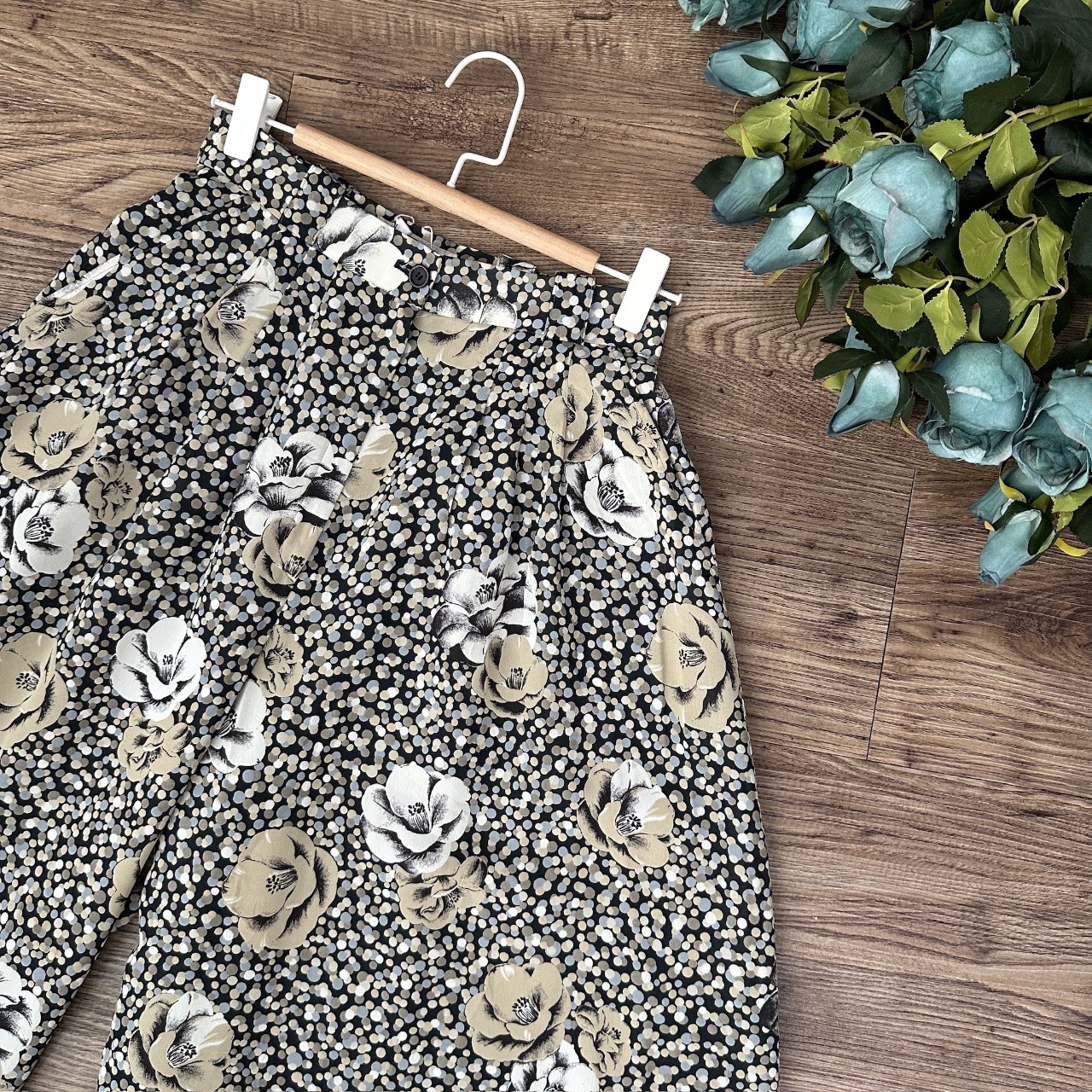 手繪素描大紅花闊褲