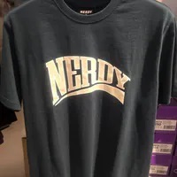 [S] NERDY BIG ARCH LOGO S/S T-SHIRT,DARK GREEN, PNEU24ST203905 (SN429)