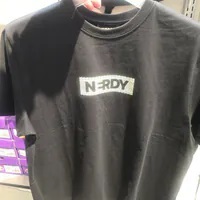 [S] NERDY BLENK FRAME LOGO S/S T-SHIRT,BLACK, PNEU24ST320104 (SN433)