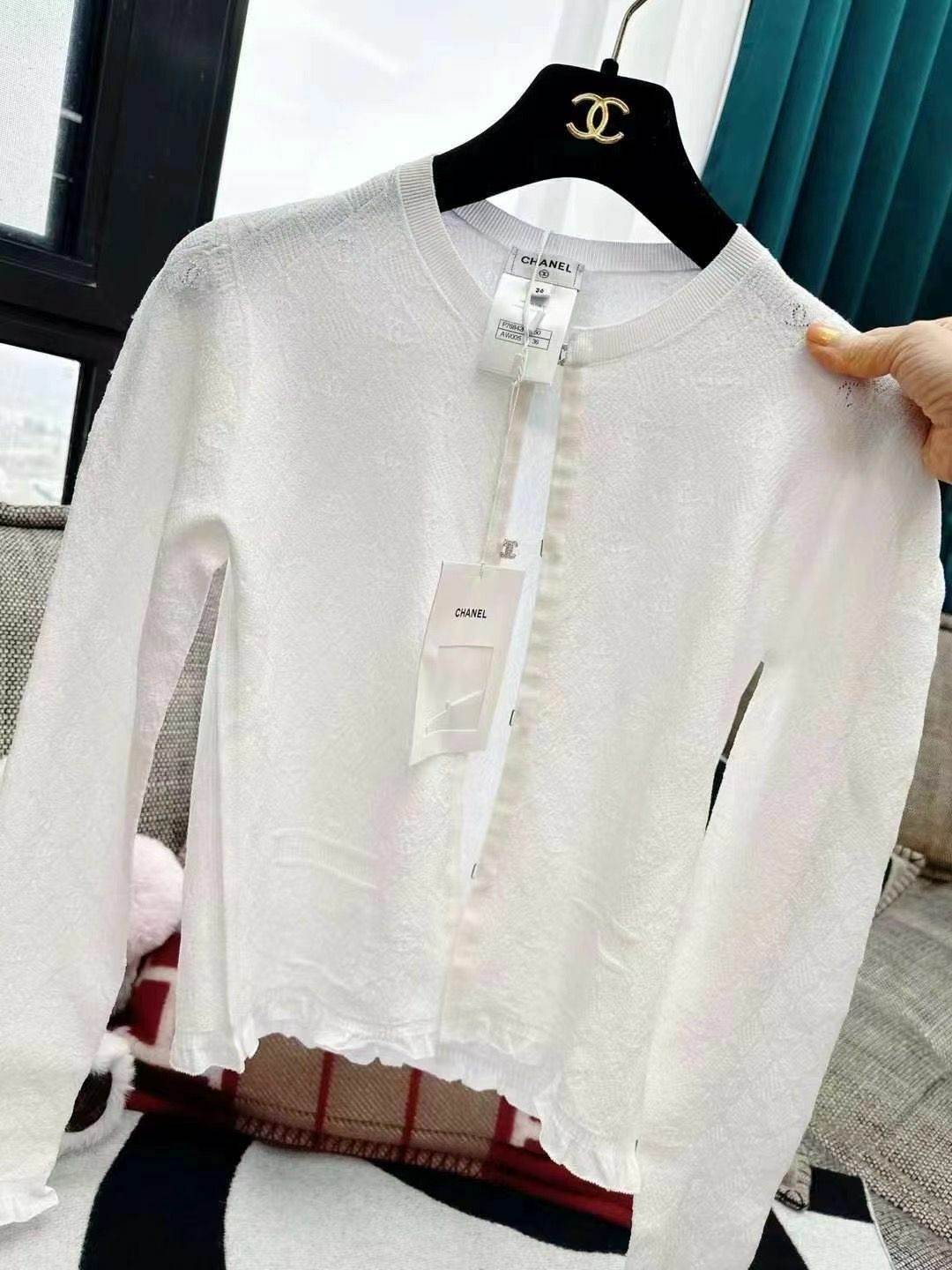 CHANEL - 【広尾店】シャネル CHANEL カーディガン クリーム 05P size42 【16041】 渋谷並木橋店】2024年 クルーズ CHANEL シャネル カーディガン