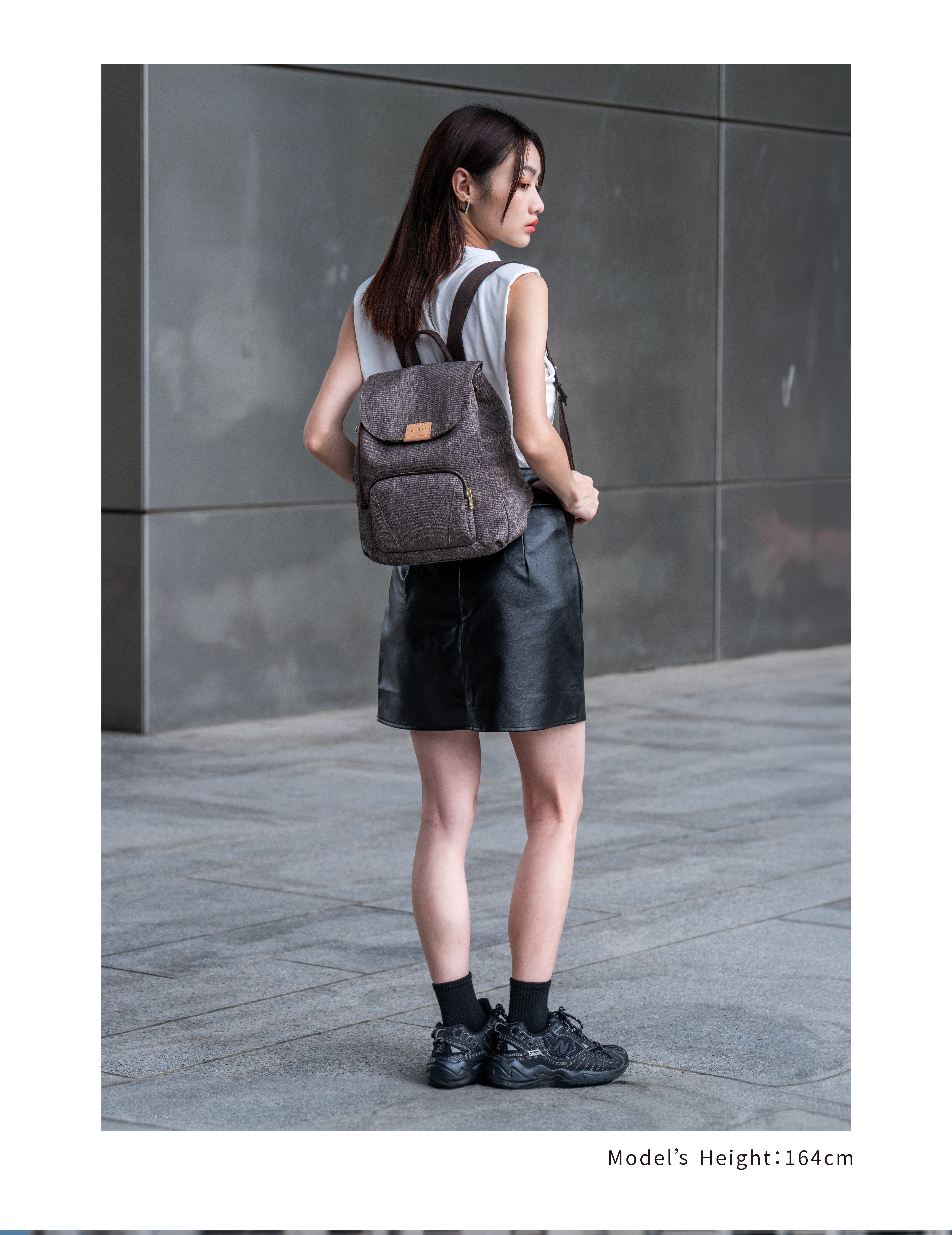 satana Denim 時尚束口後背包 麻花棕 SDNN0200 身高比例照