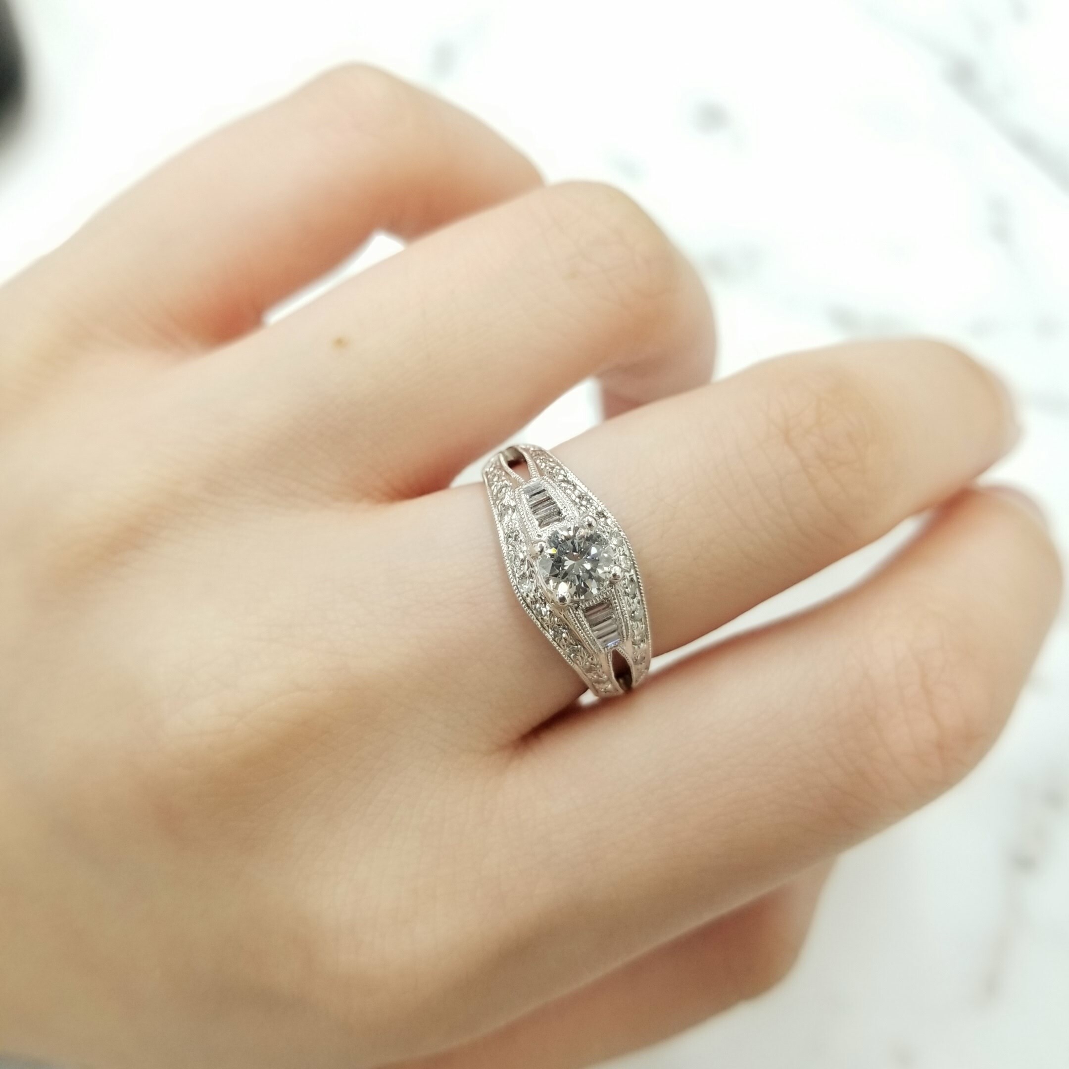 全新18K白金【單粒38份鑽石】配小鑽共66份鑽石戒指