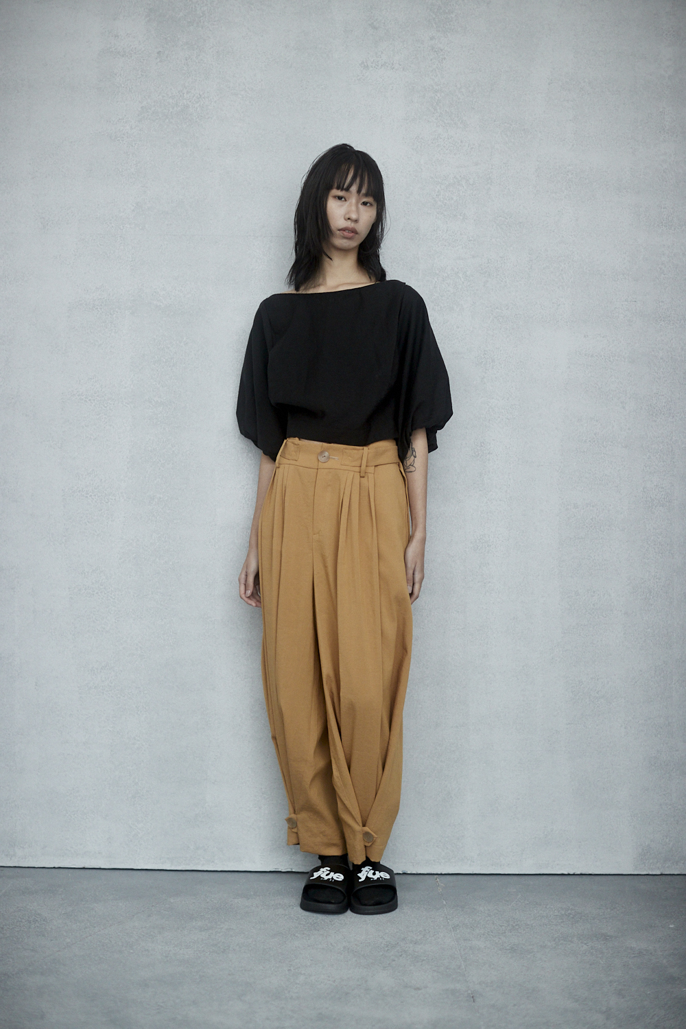 平領蓬袖短上衣