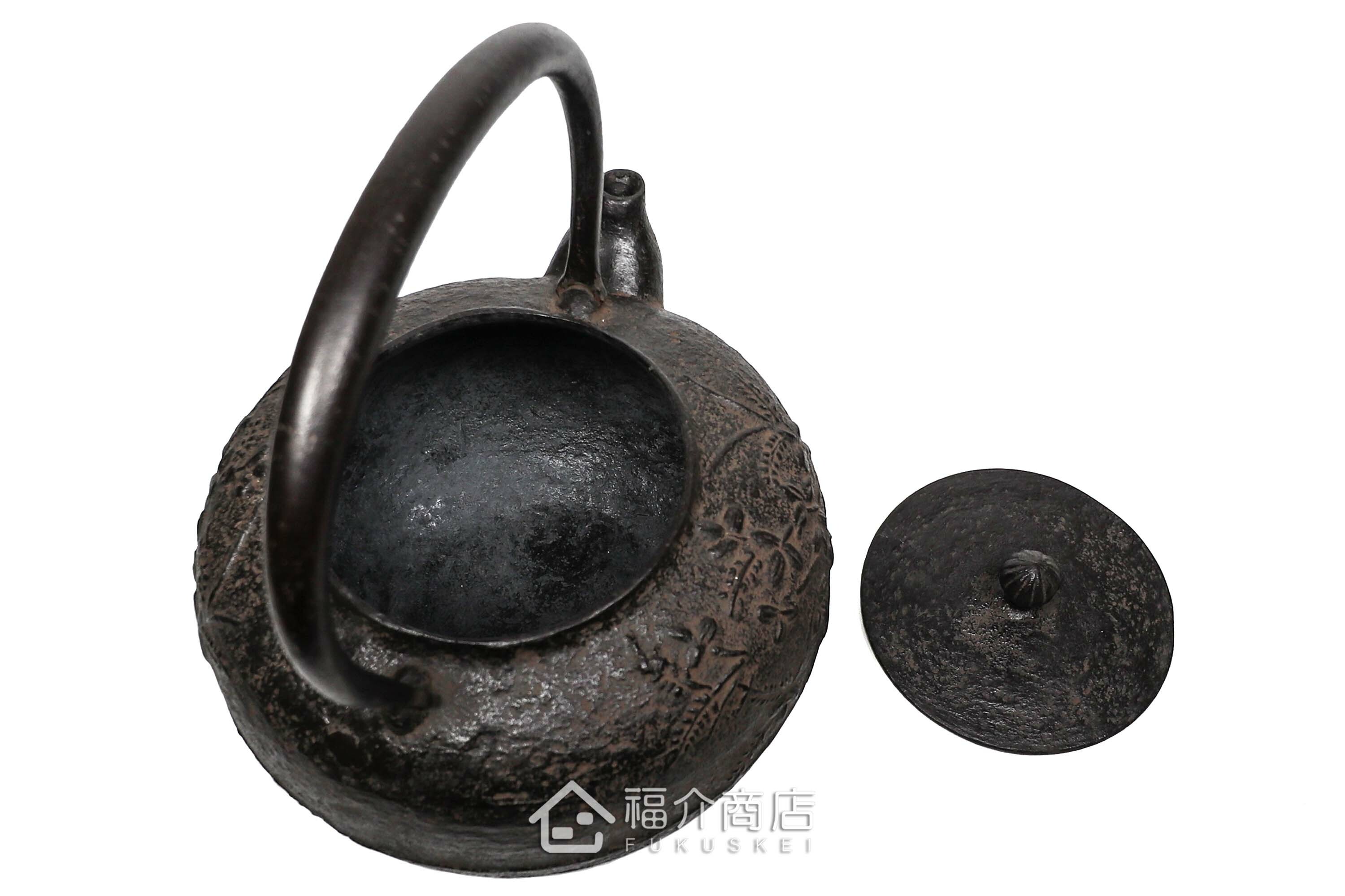 及川榮喜所製作煮水泡茶用的鐵壺,壺身有萩花的紋飾