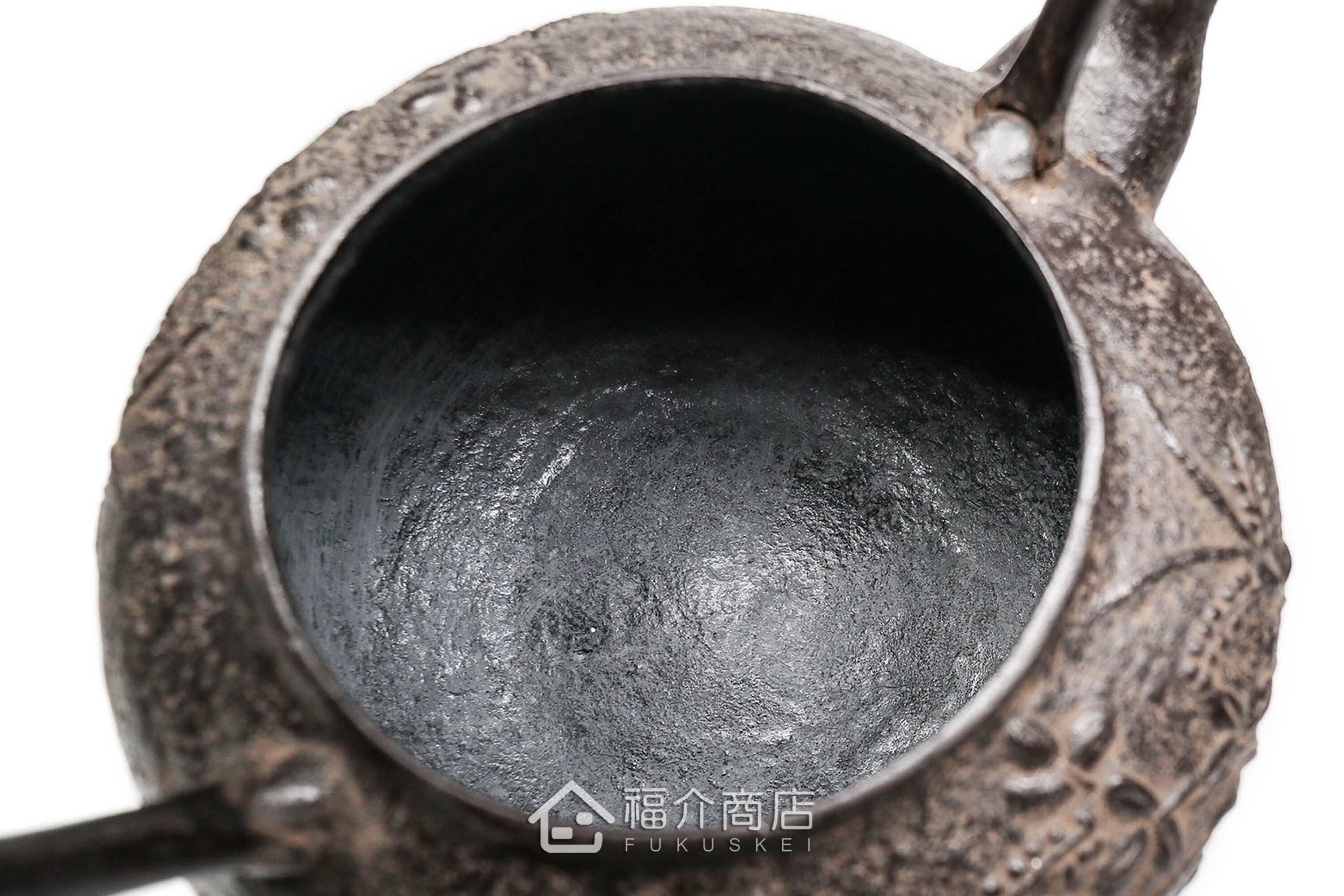 及川榮喜所製作煮水泡茶用的鐵壺,壺身有萩花的紋飾