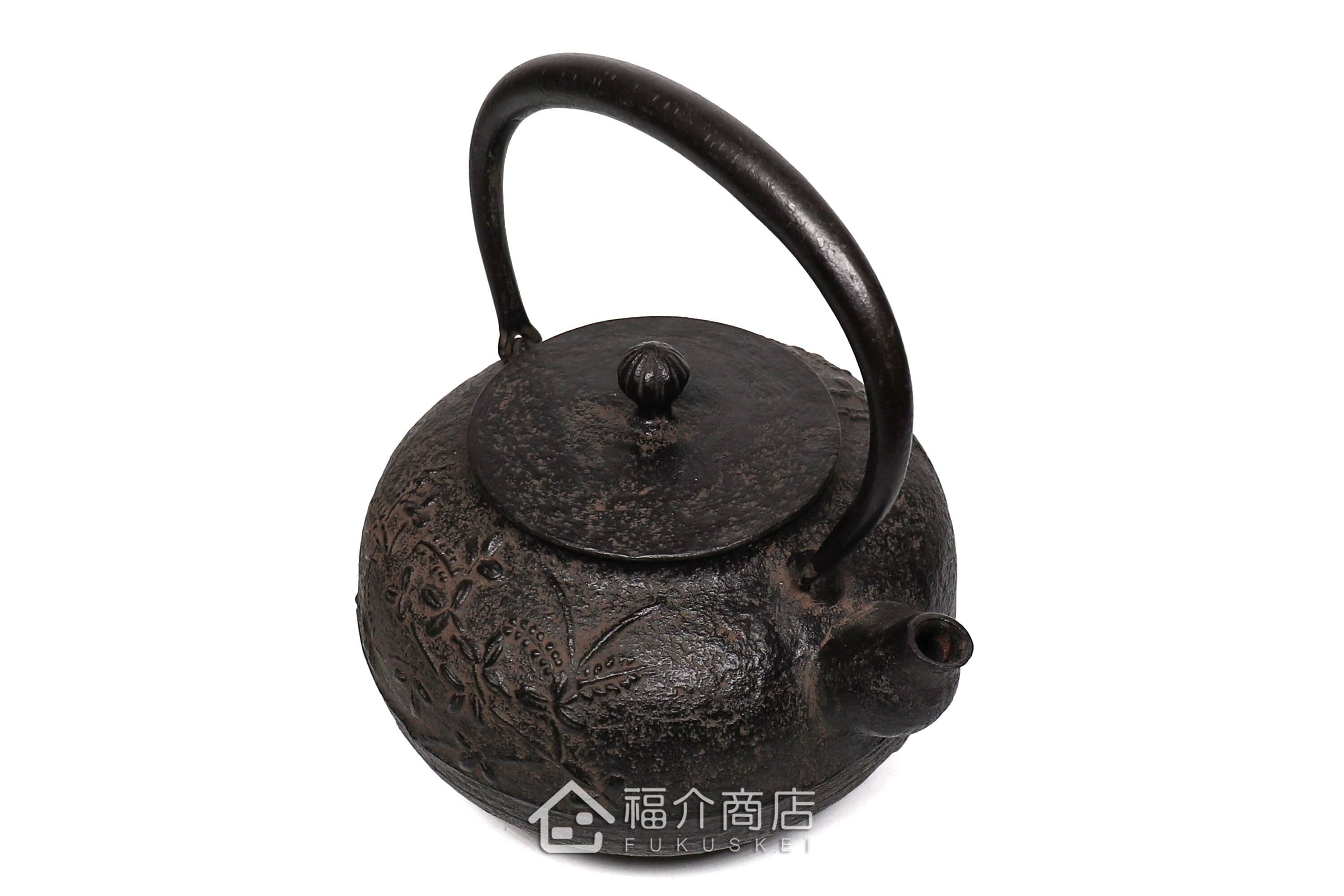 及川榮喜所製作煮水泡茶用的鐵壺,壺身有萩花的紋飾