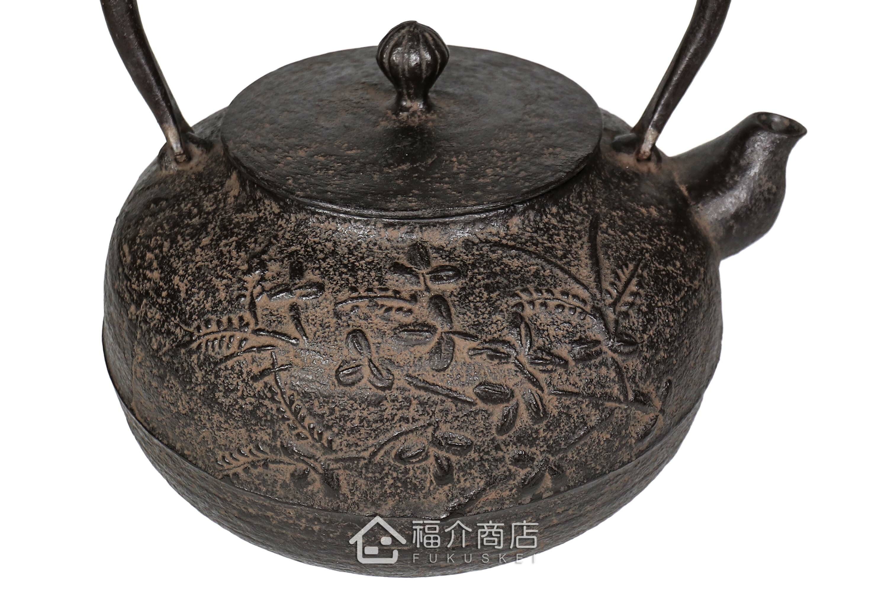 及川榮喜所製作煮水泡茶用的鐵壺,壺身有萩花的紋飾