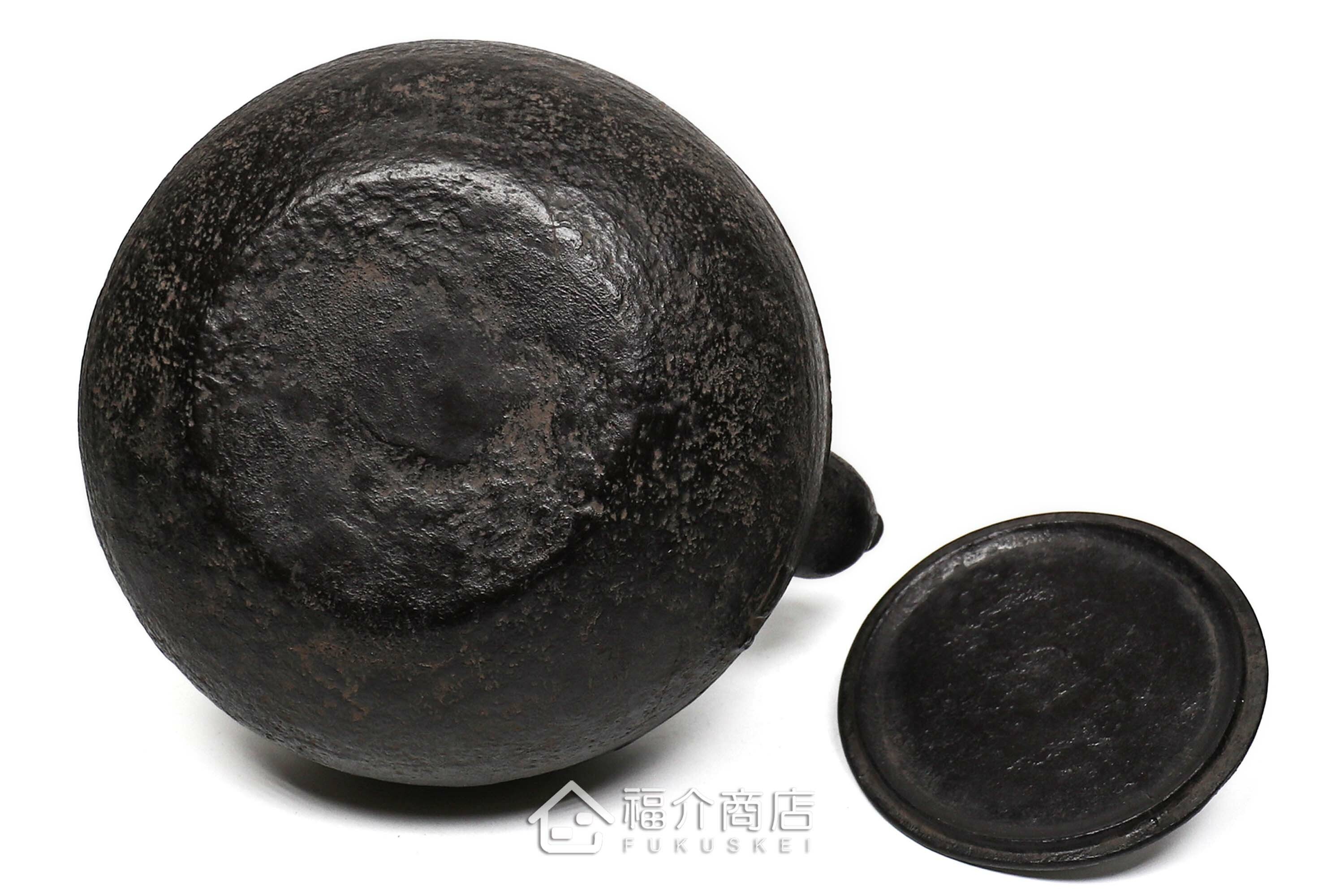 及川榮喜所製作煮水泡茶用的鐵壺,壺身有萩花的紋飾