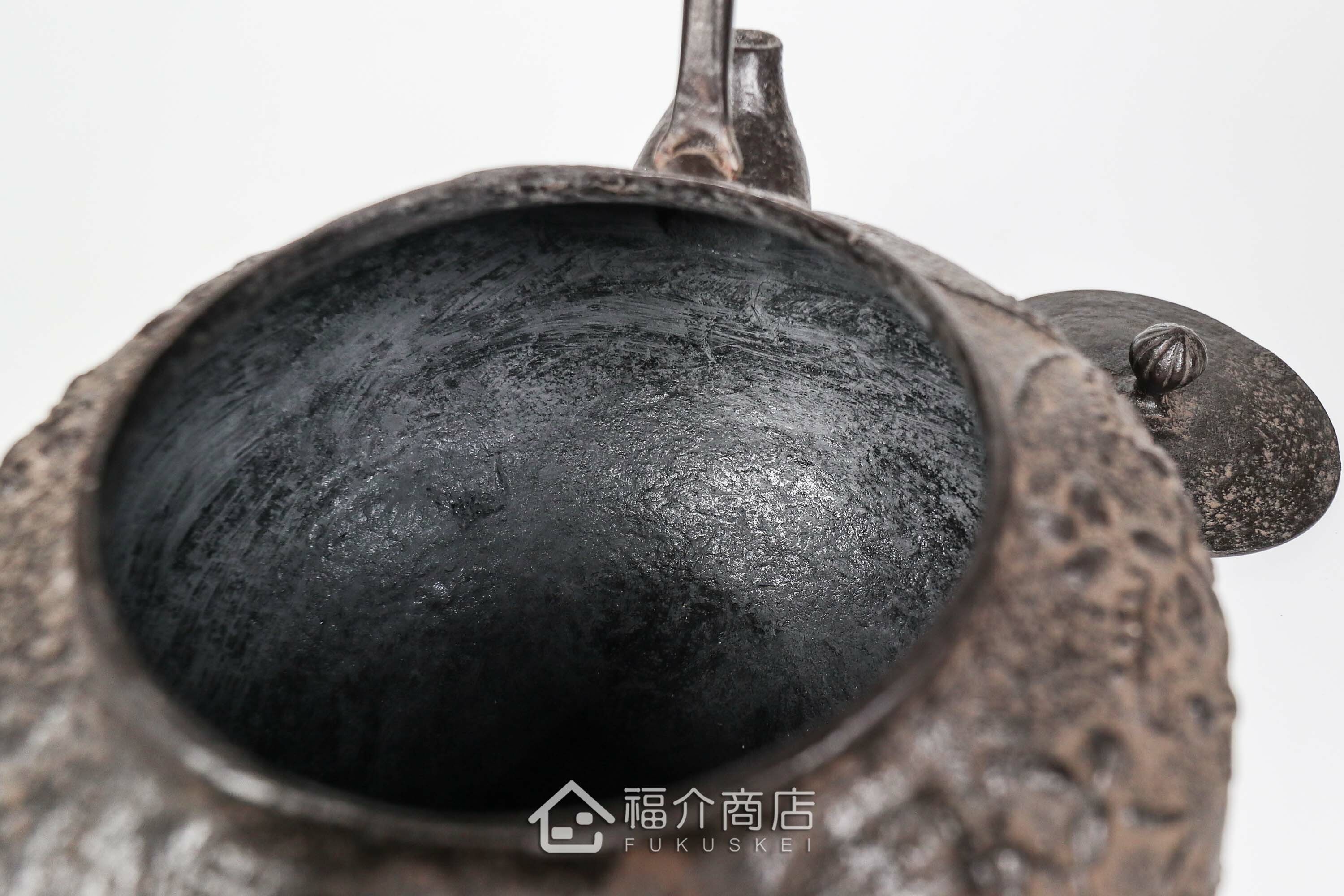 及川榮喜所製作煮水泡茶用的鐵壺,壺身有萩花的紋飾