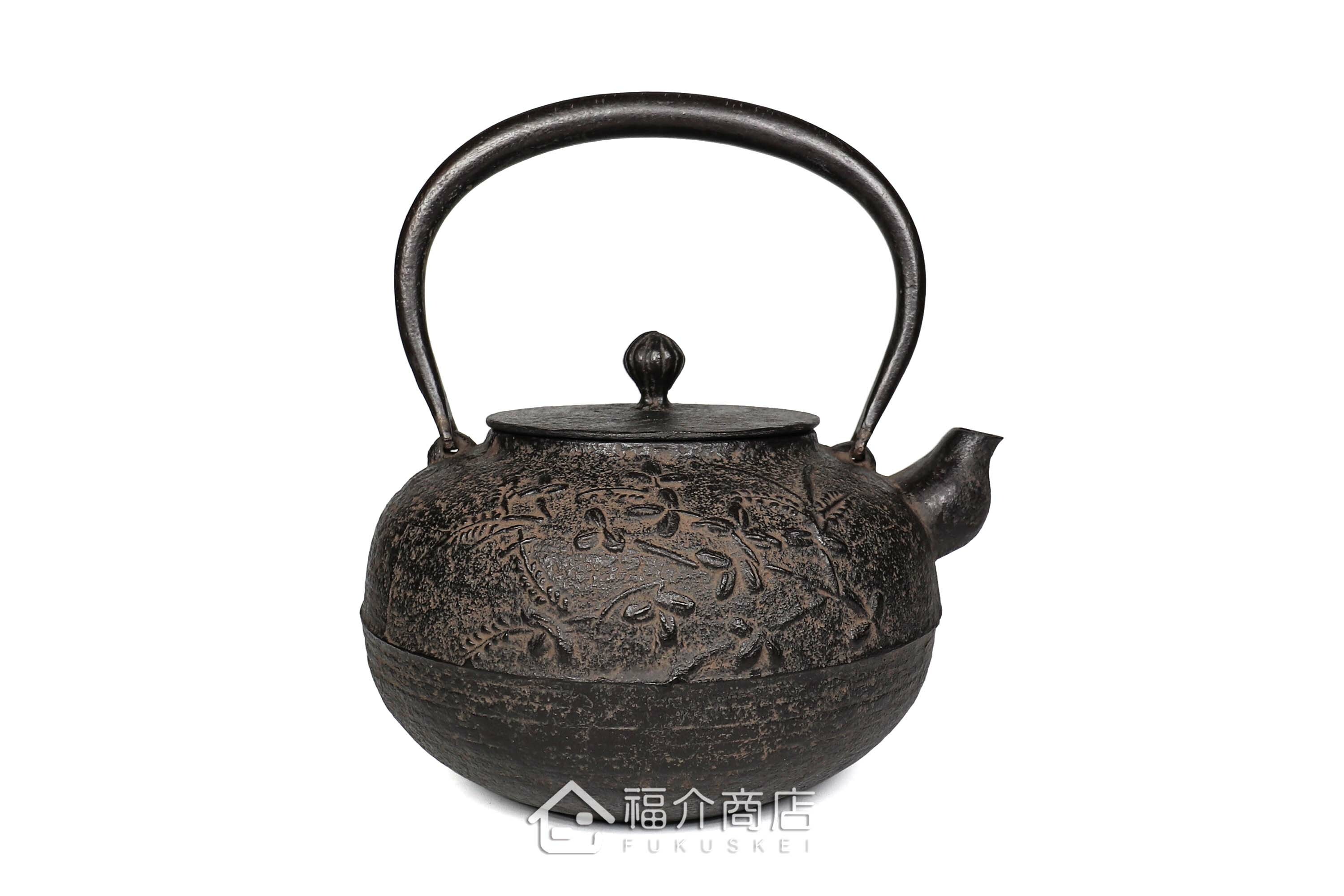 及川榮喜所製作煮水泡茶用的鐵壺,壺身有萩花的紋飾