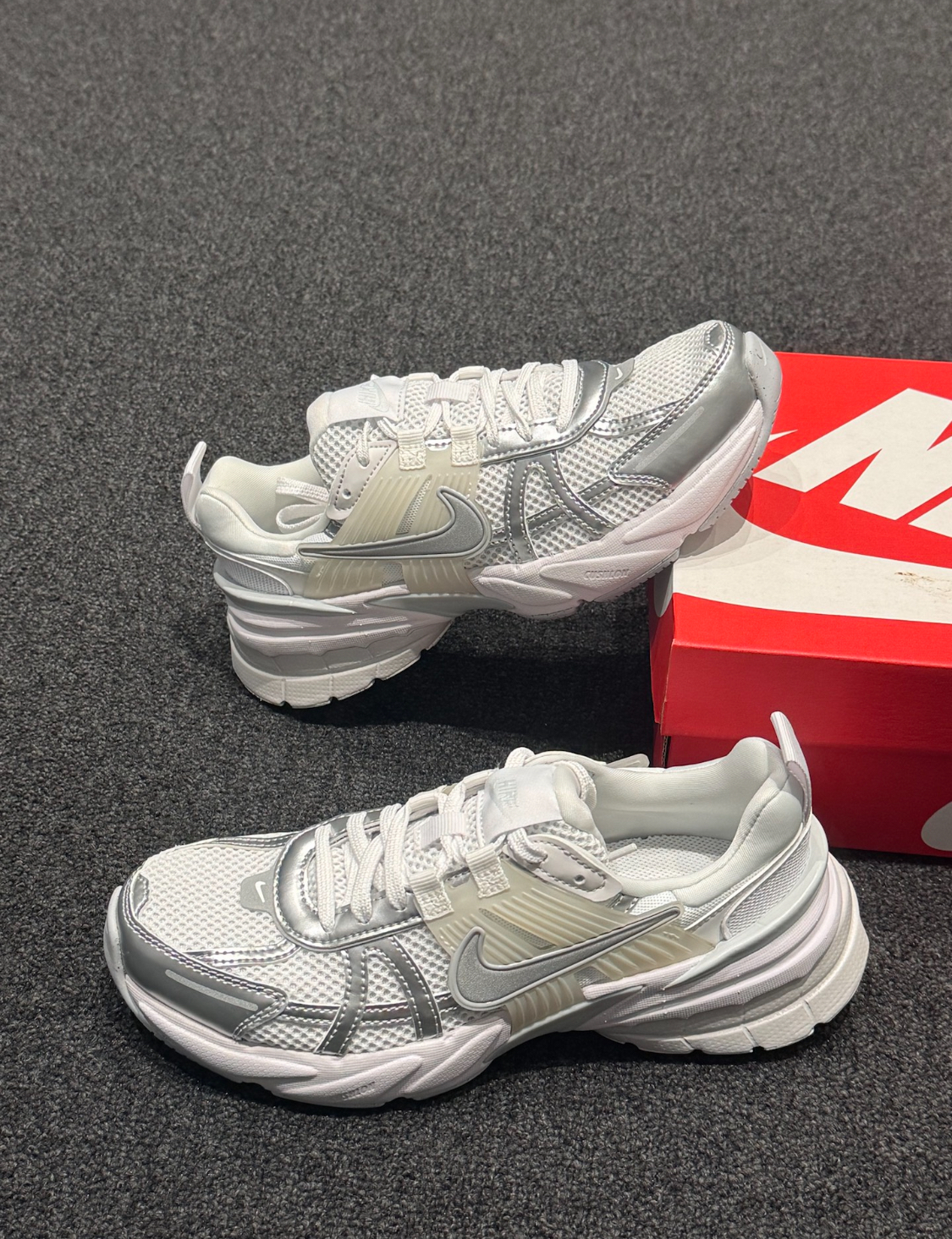 【Focus Store】現貨秒發Nike Wmns V2K Run 'Metallic Silver' 白銀復古女款FD0736-104