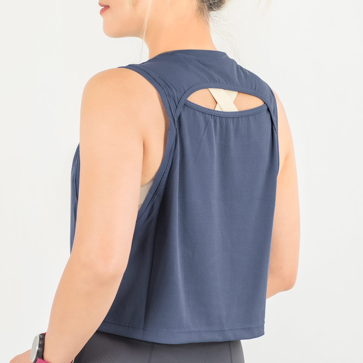 後背微縷空造型運動背心 藍