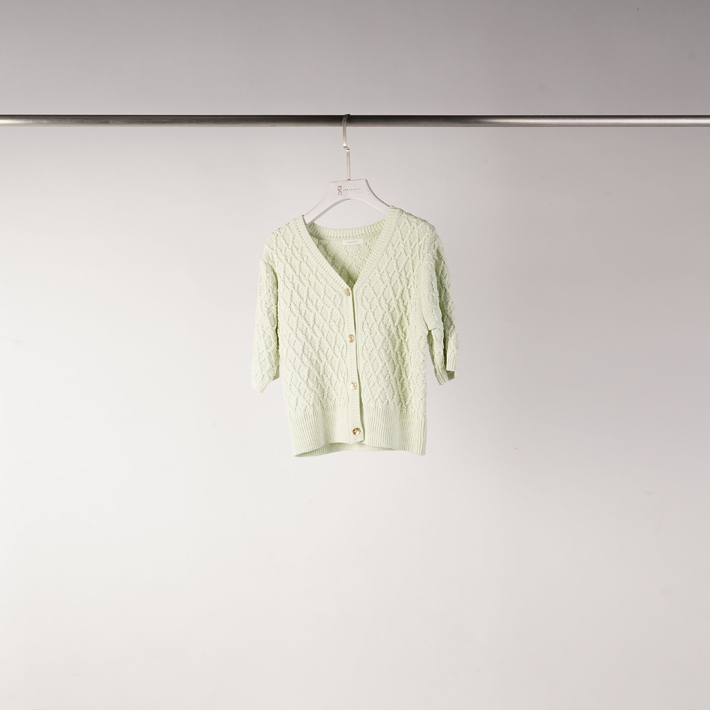 質感釦Ｖ領壓紋針織衫｜淺淺綠