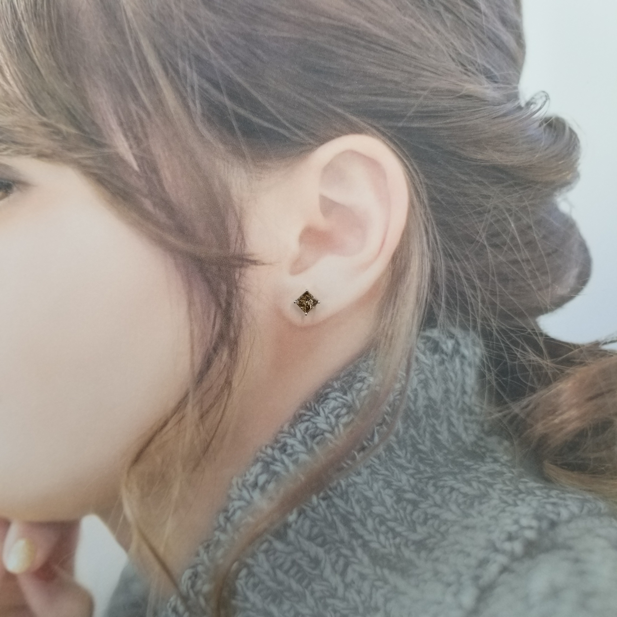 全新18K白金【主石1卡70份咖啡色方形鑽石】4爪耳環