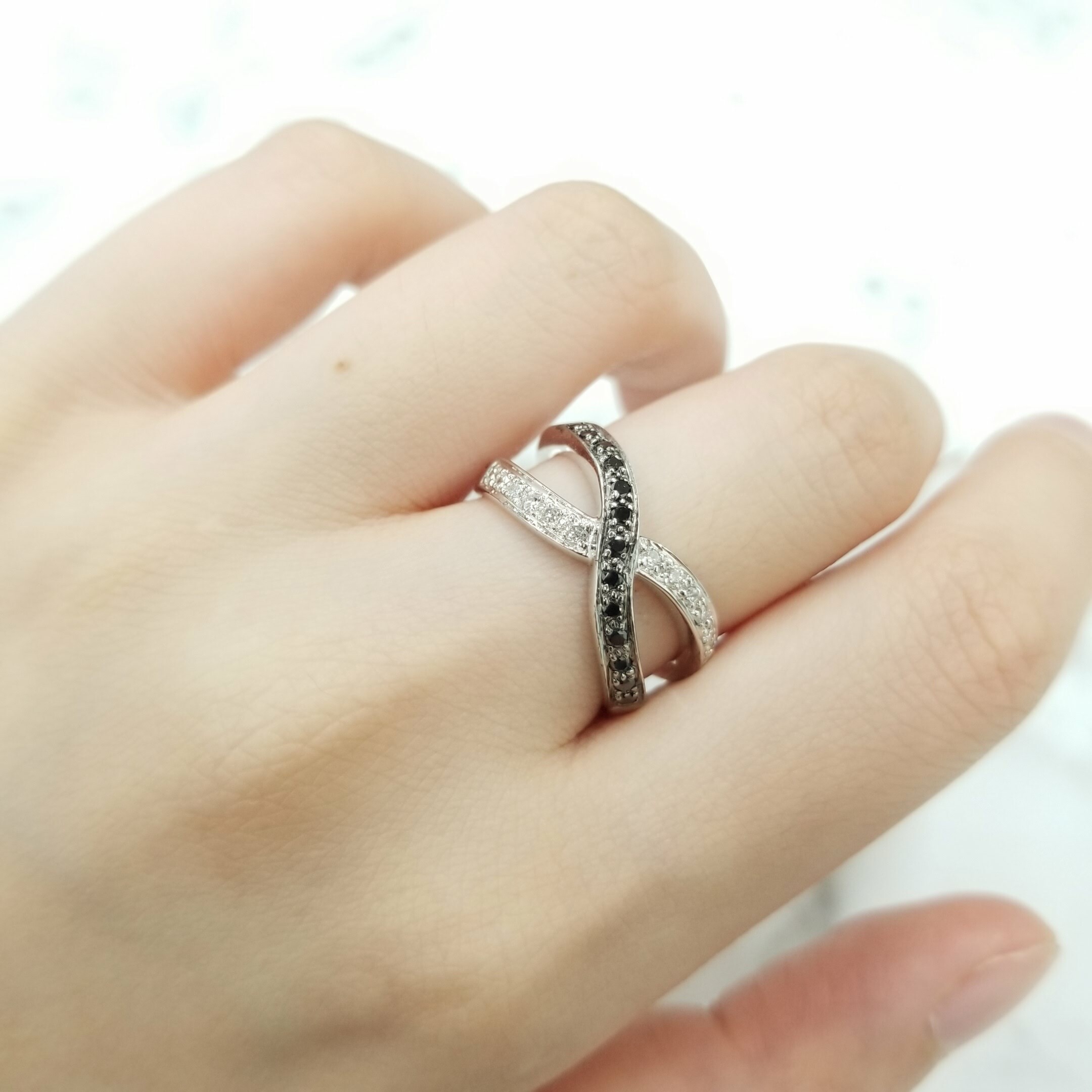 全新18K金17份黑色鑽石配15份白色鑽石戒指