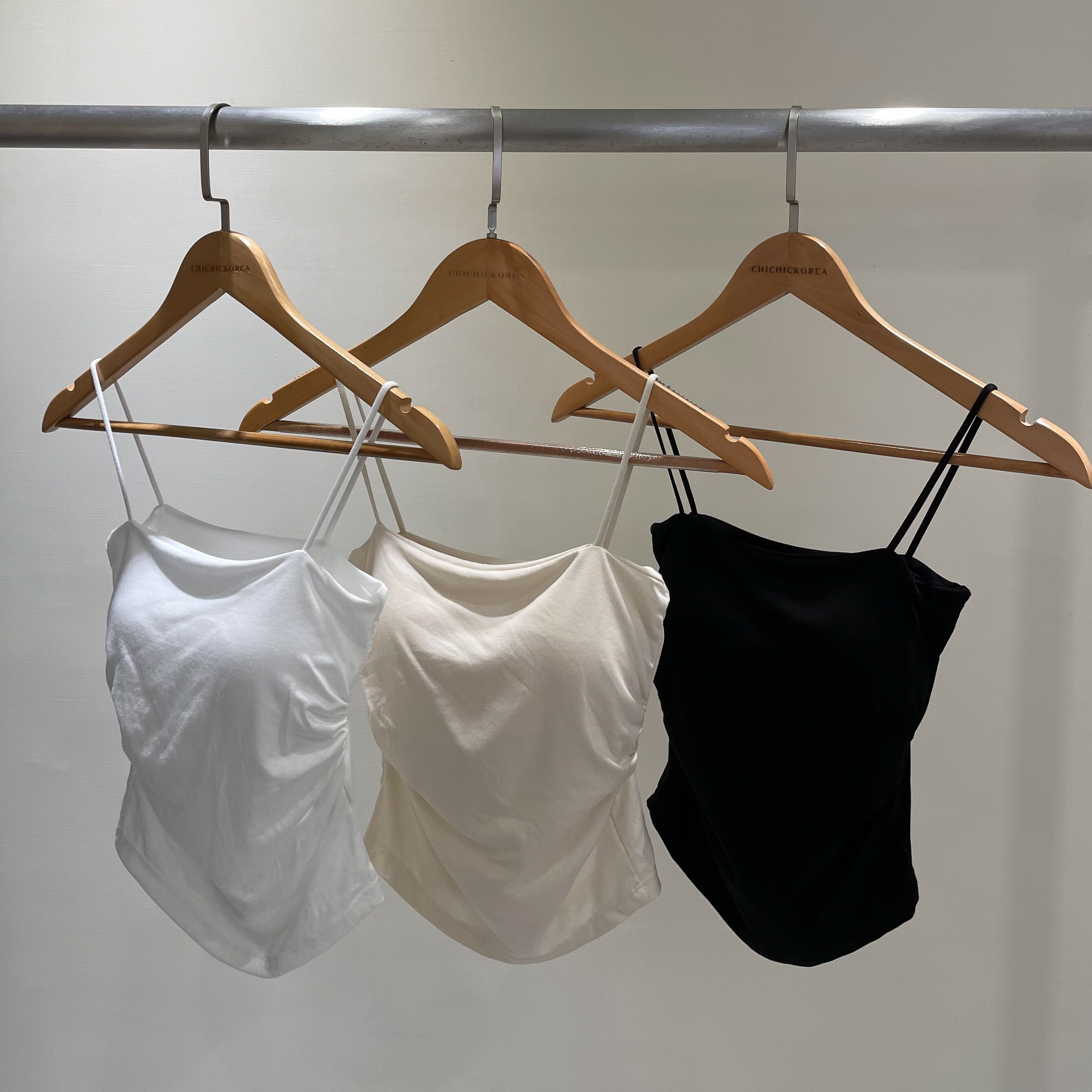 U06側邊抓皺細肩Bra Top(米)